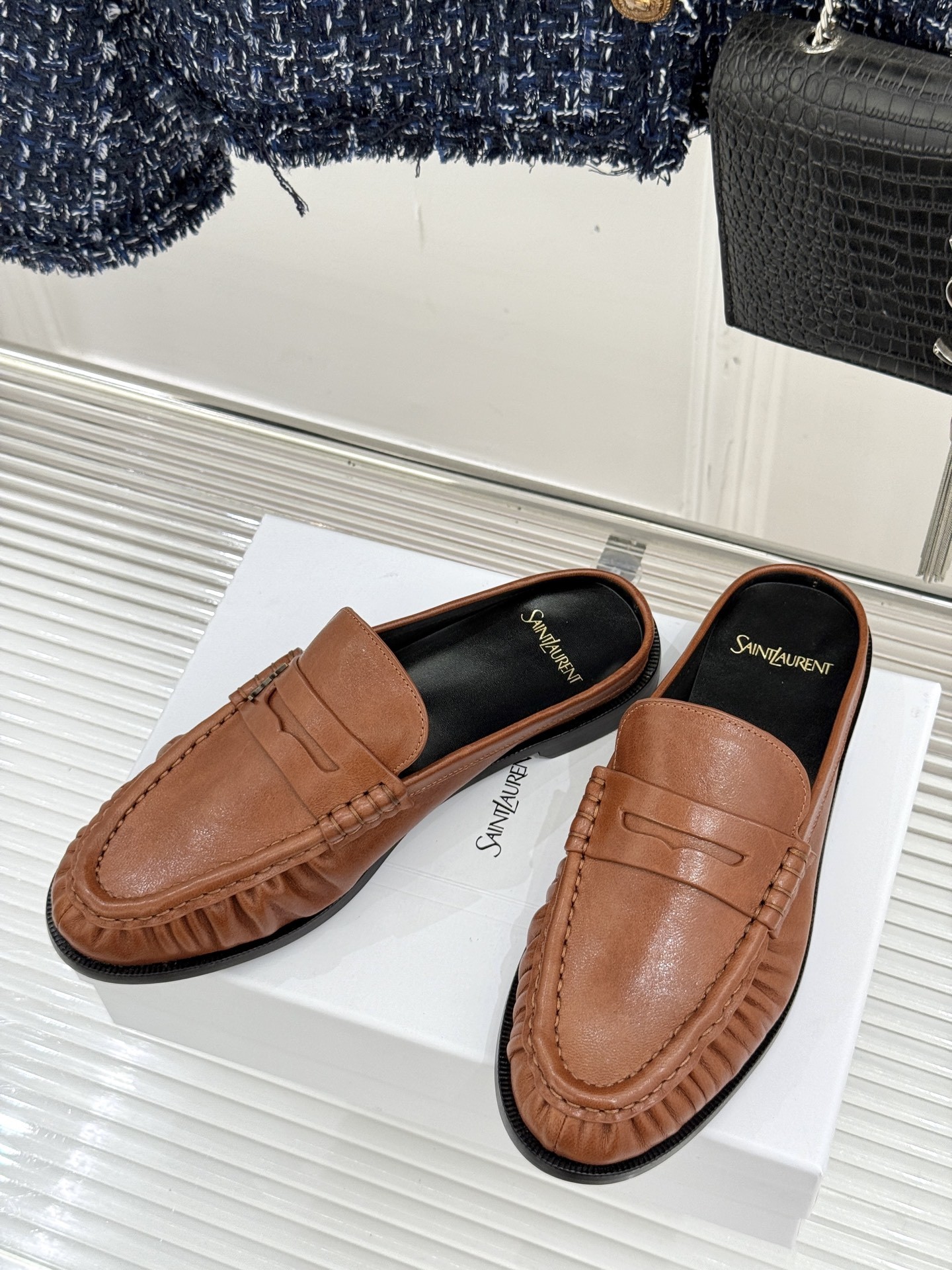 (备注:飞机盒加10)
Saint Lauren*YSL圣罗兰25ss新品
YSL小logo乐福鞋半拖
