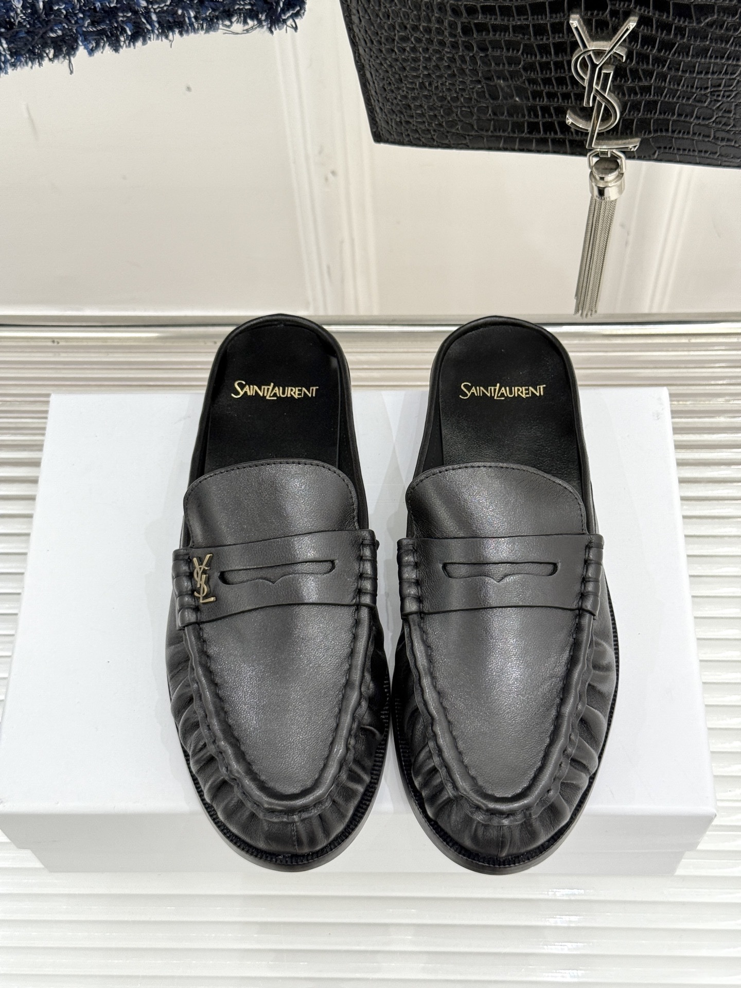 (备注:飞机盒加10)
Saint Lauren*YSL圣罗兰25ss新品
YSL小logo乐福鞋半拖