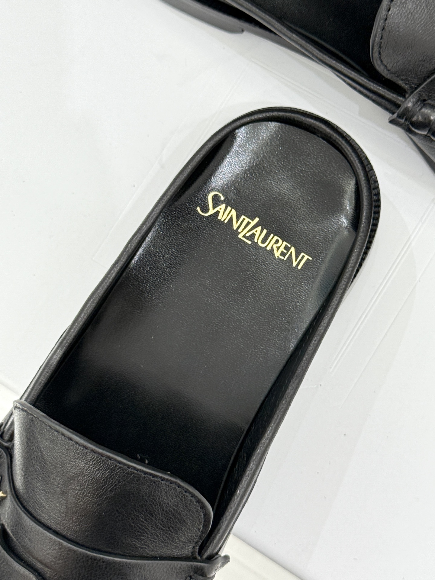 (备注:飞机盒加10)
Saint Lauren*YSL圣罗兰25ss新品
YSL小logo乐福鞋半拖