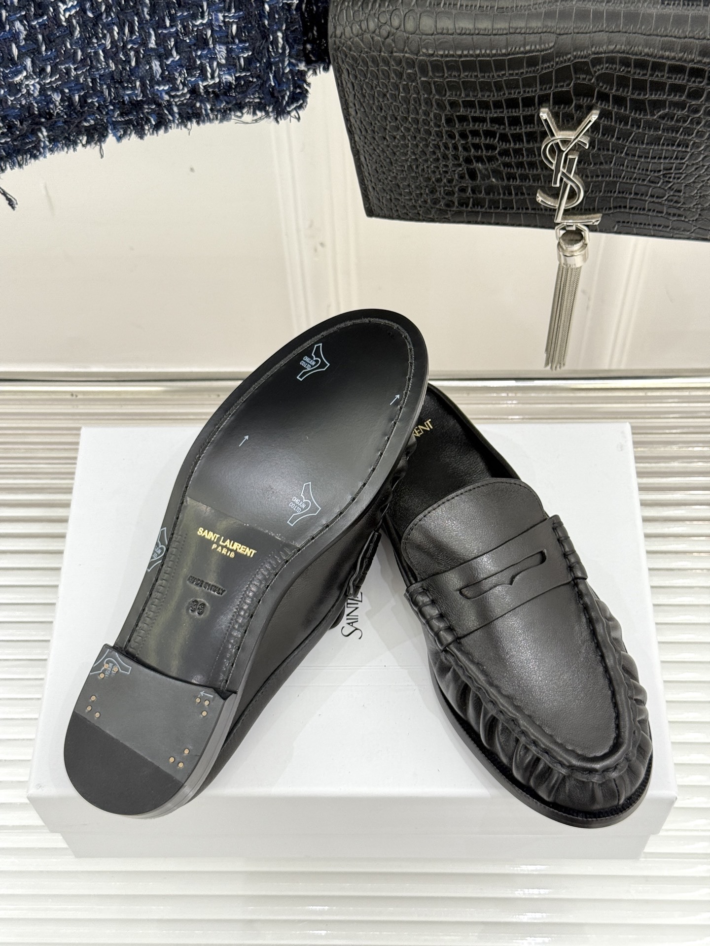 (备注:飞机盒加10)
Saint Lauren*YSL圣罗兰25ss新品
YSL小logo乐福鞋半拖