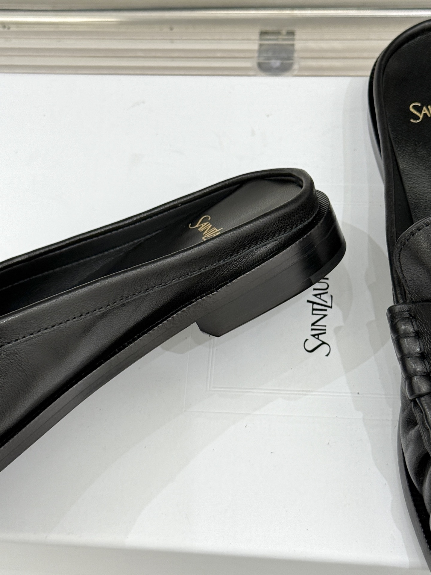 (备注:飞机盒加10)
Saint Lauren*YSL圣罗兰25ss新品
YSL小logo乐福鞋半拖