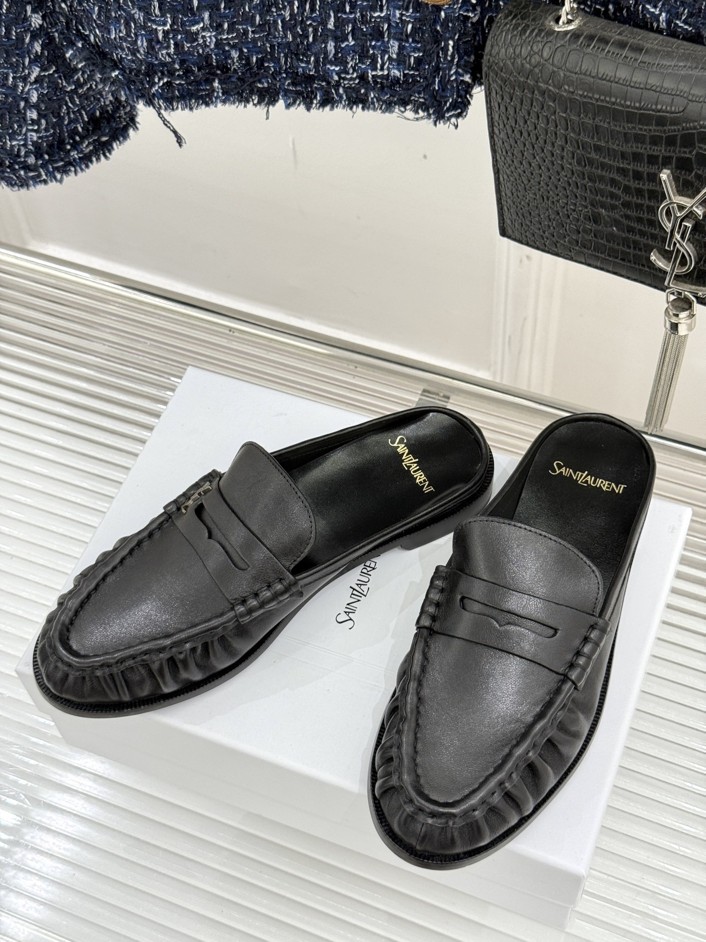 (备注:飞机盒加10)
Saint Lauren*YSL圣罗兰25ss新品
YSL小logo乐福鞋半拖