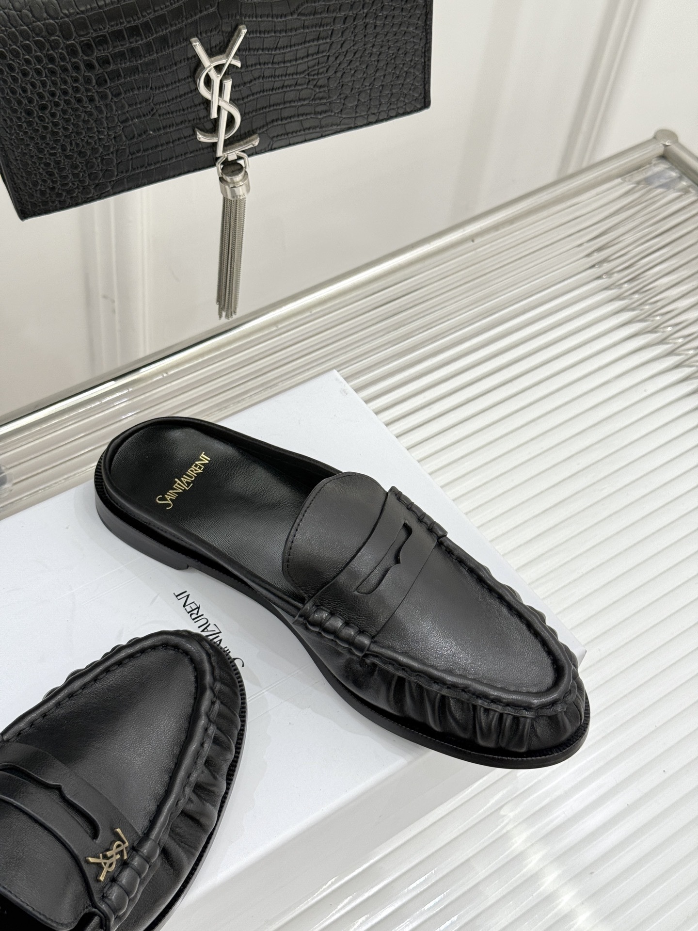 (备注:飞机盒加10)
Saint Lauren*YSL圣罗兰25ss新品
YSL小logo乐福鞋半拖