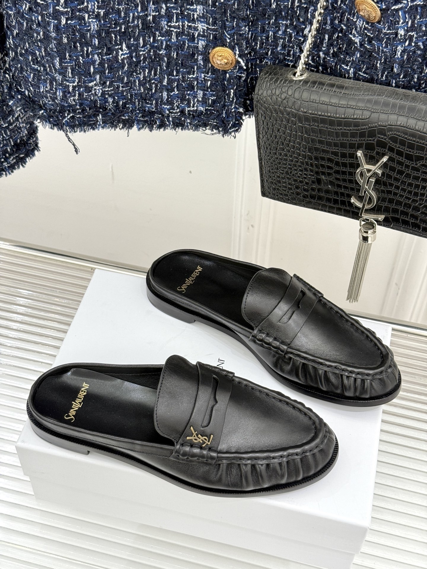 (备注:飞机盒加10)
Saint Lauren*YSL圣罗兰25ss新品
YSL小logo乐福鞋半拖