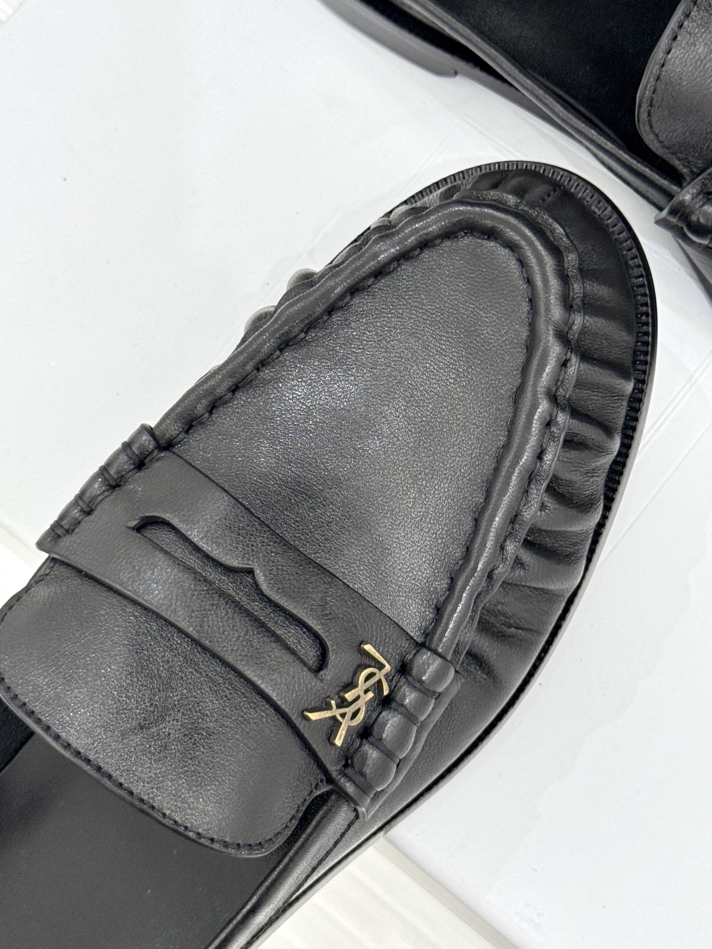 (备注:飞机盒加10)
Saint Lauren*YSL圣罗兰25ss新品
YSL小logo乐福鞋半拖