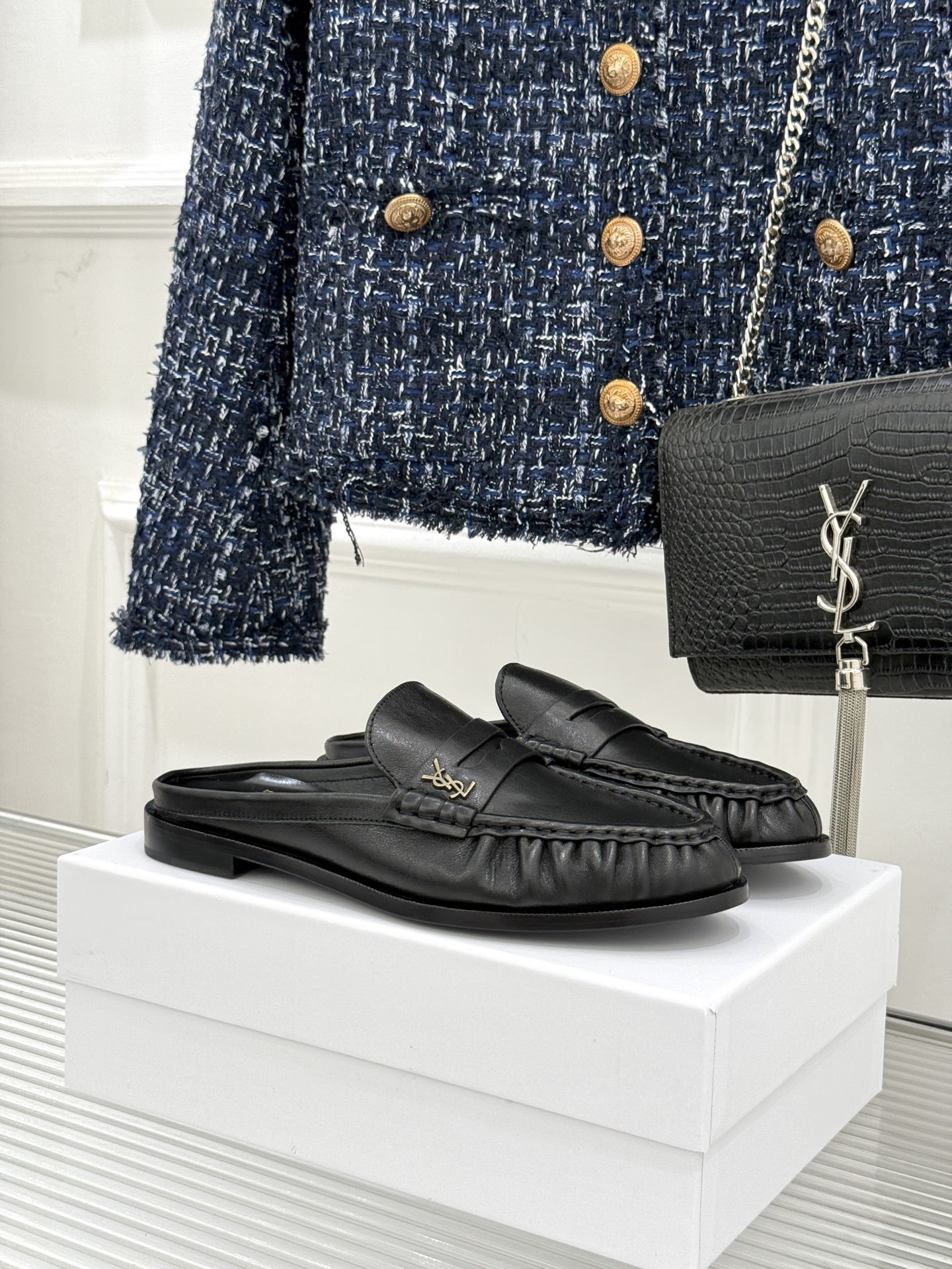 (备注:飞机盒加10)
Saint Lauren*YSL圣罗兰25ss新品
YSL小logo乐福鞋半拖