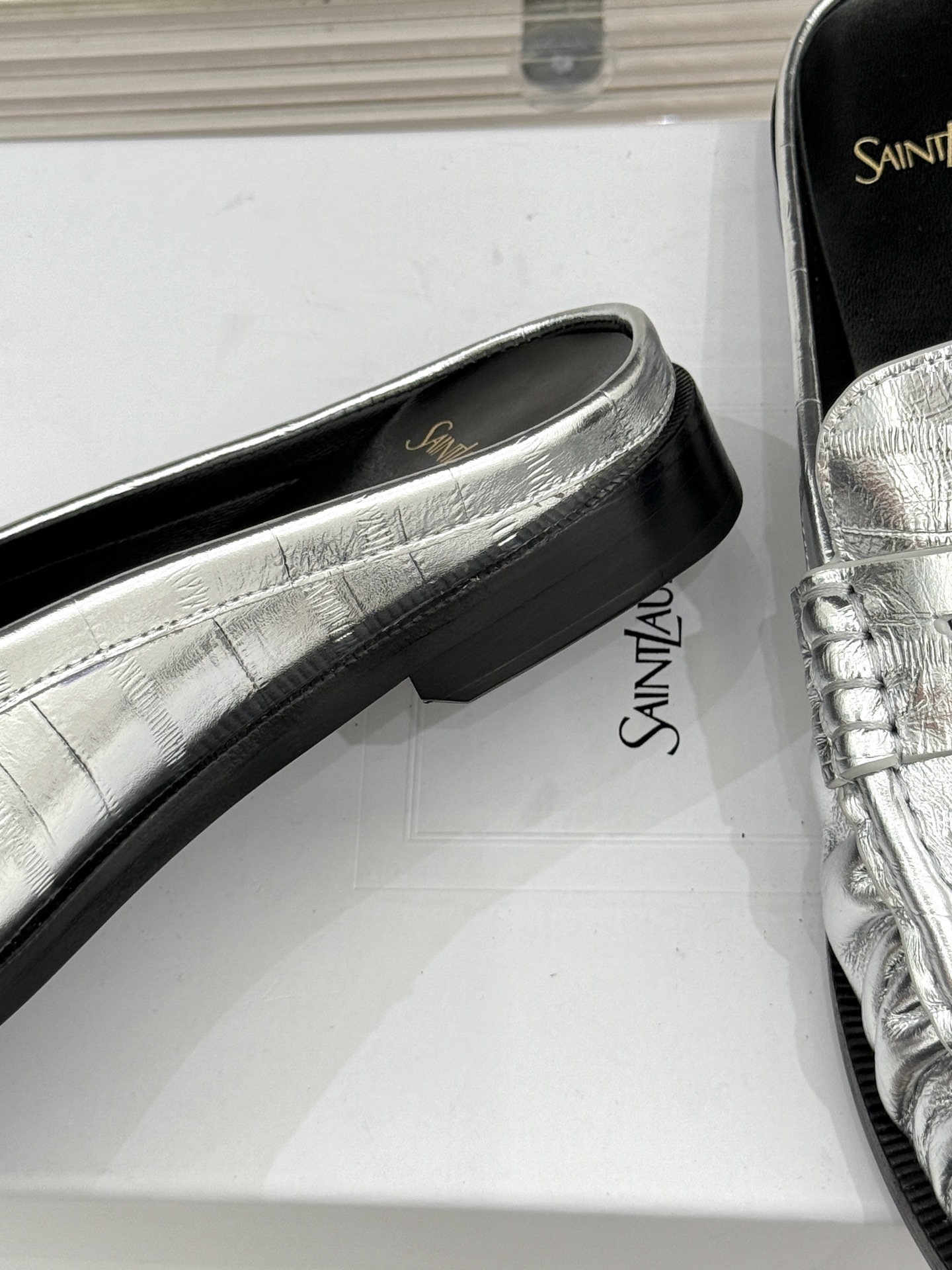 (备注:飞机盒加10)
Saint Lauren*YSL圣罗兰25ss新品
YSL小logo乐福鞋半拖