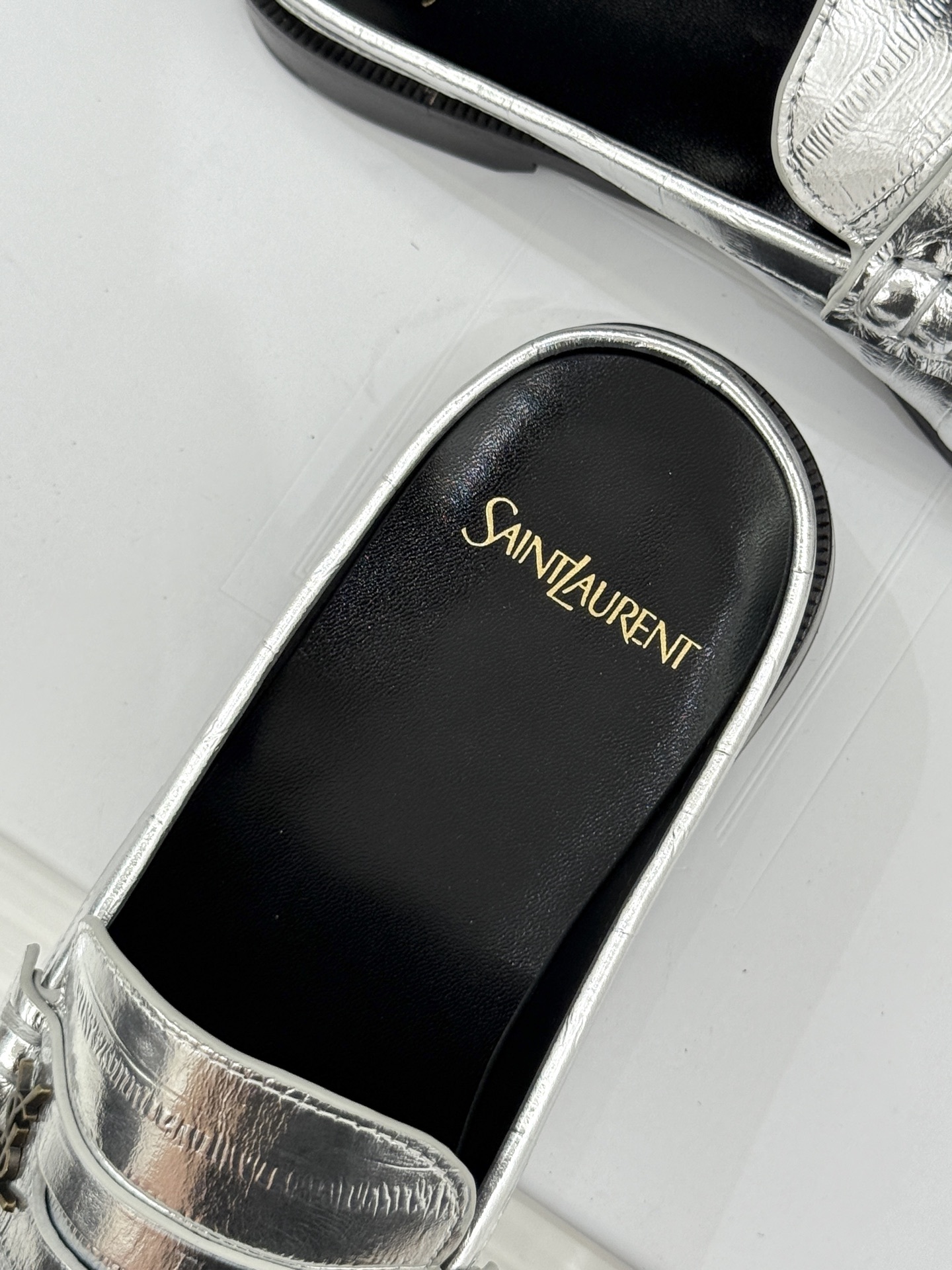 (备注:飞机盒加10)
Saint Lauren*YSL圣罗兰25ss新品
YSL小logo乐福鞋半拖