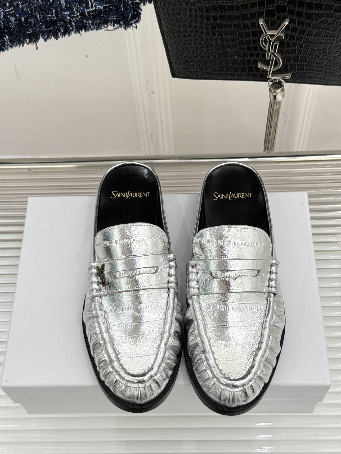 (备注:飞机盒加10)
Saint Lauren*YSL圣罗兰25ss新品
YSL小logo乐福鞋半拖
