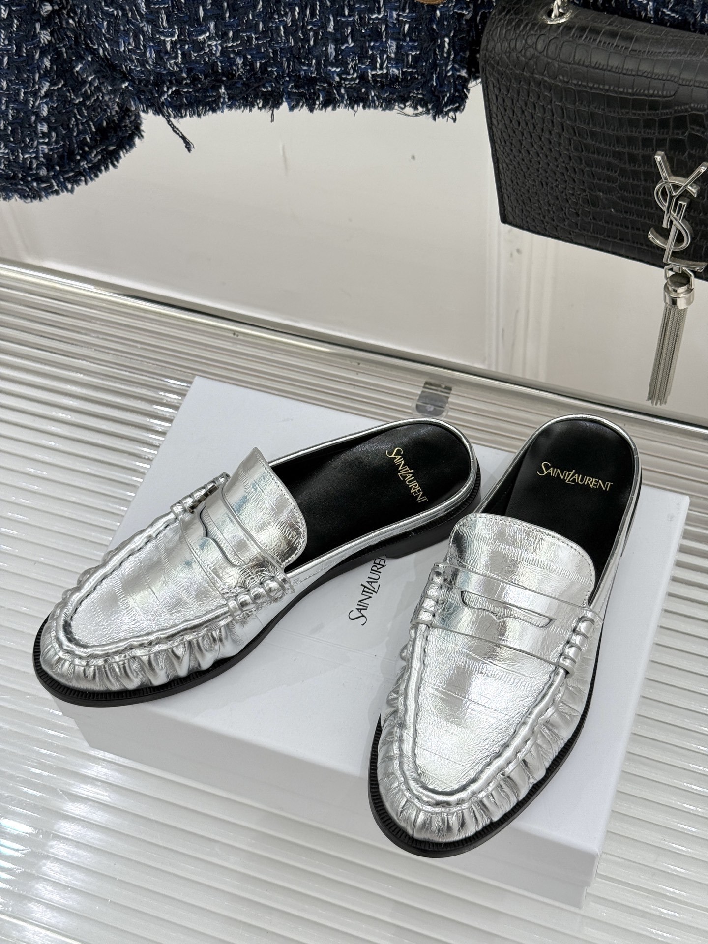(备注:飞机盒加10)
Saint Lauren*YSL圣罗兰25ss新品
YSL小logo乐福鞋半拖