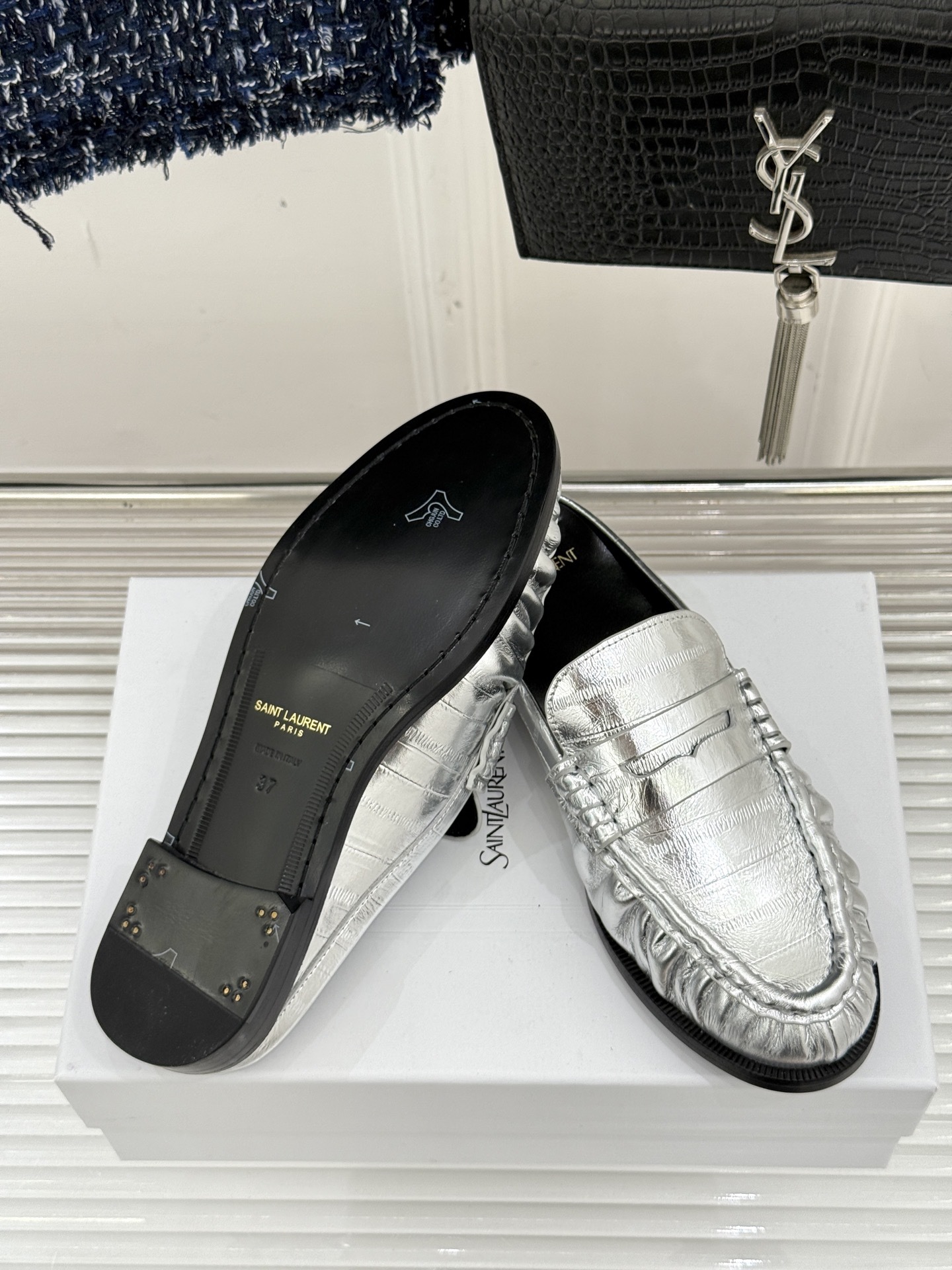 (备注:飞机盒加10)
Saint Lauren*YSL圣罗兰25ss新品
YSL小logo乐福鞋半拖