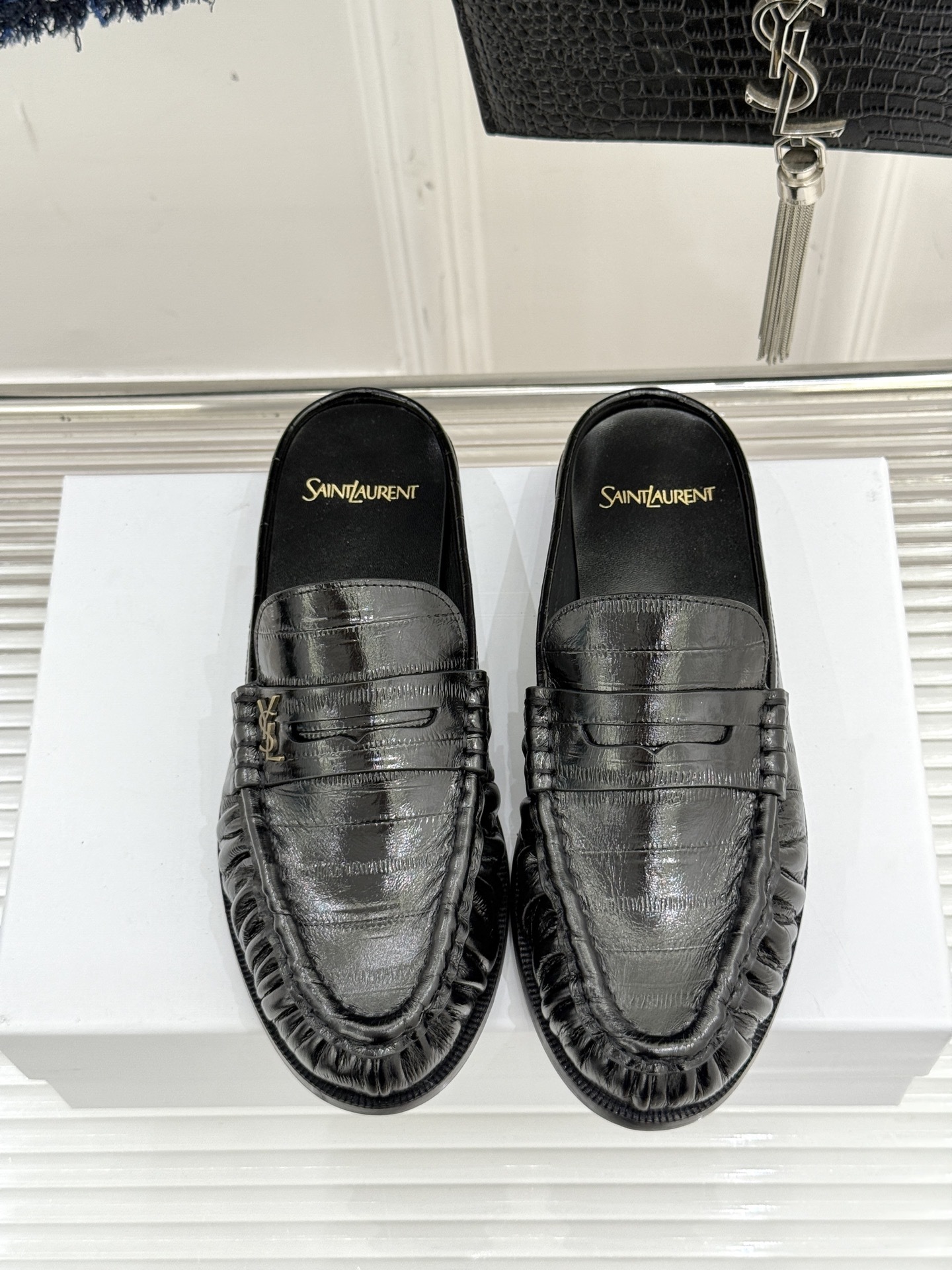 (备注:飞机盒加10)
Saint Lauren*YSL圣罗兰25ss新品
YSL小logo乐福鞋半拖