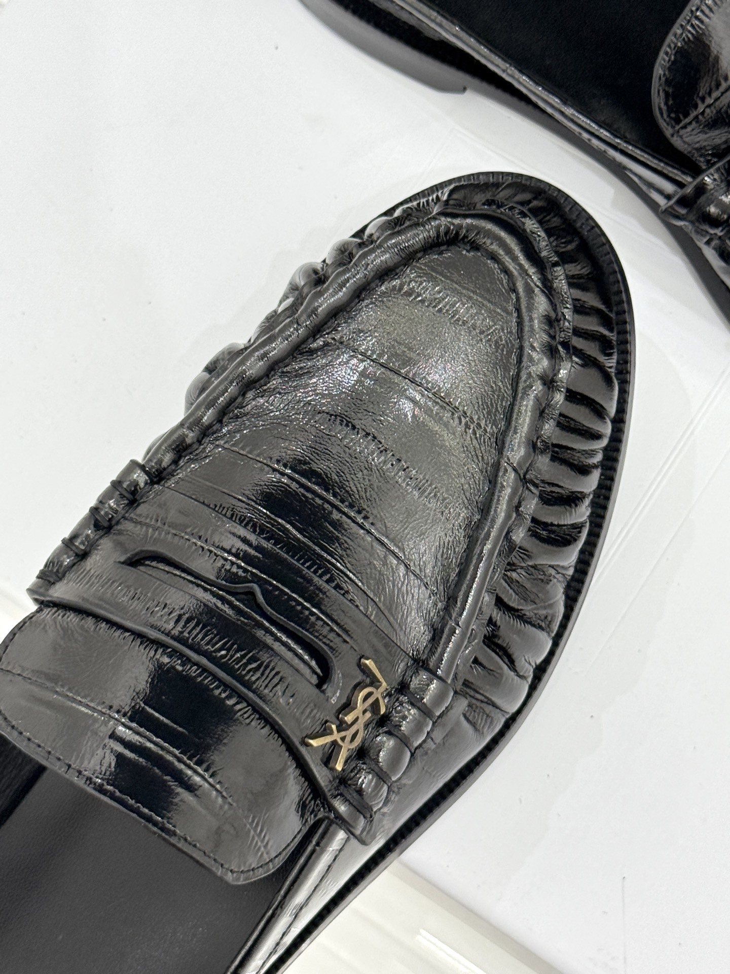 (备注:飞机盒加10)
Saint Lauren*YSL圣罗兰25ss新品
YSL小logo乐福鞋半拖