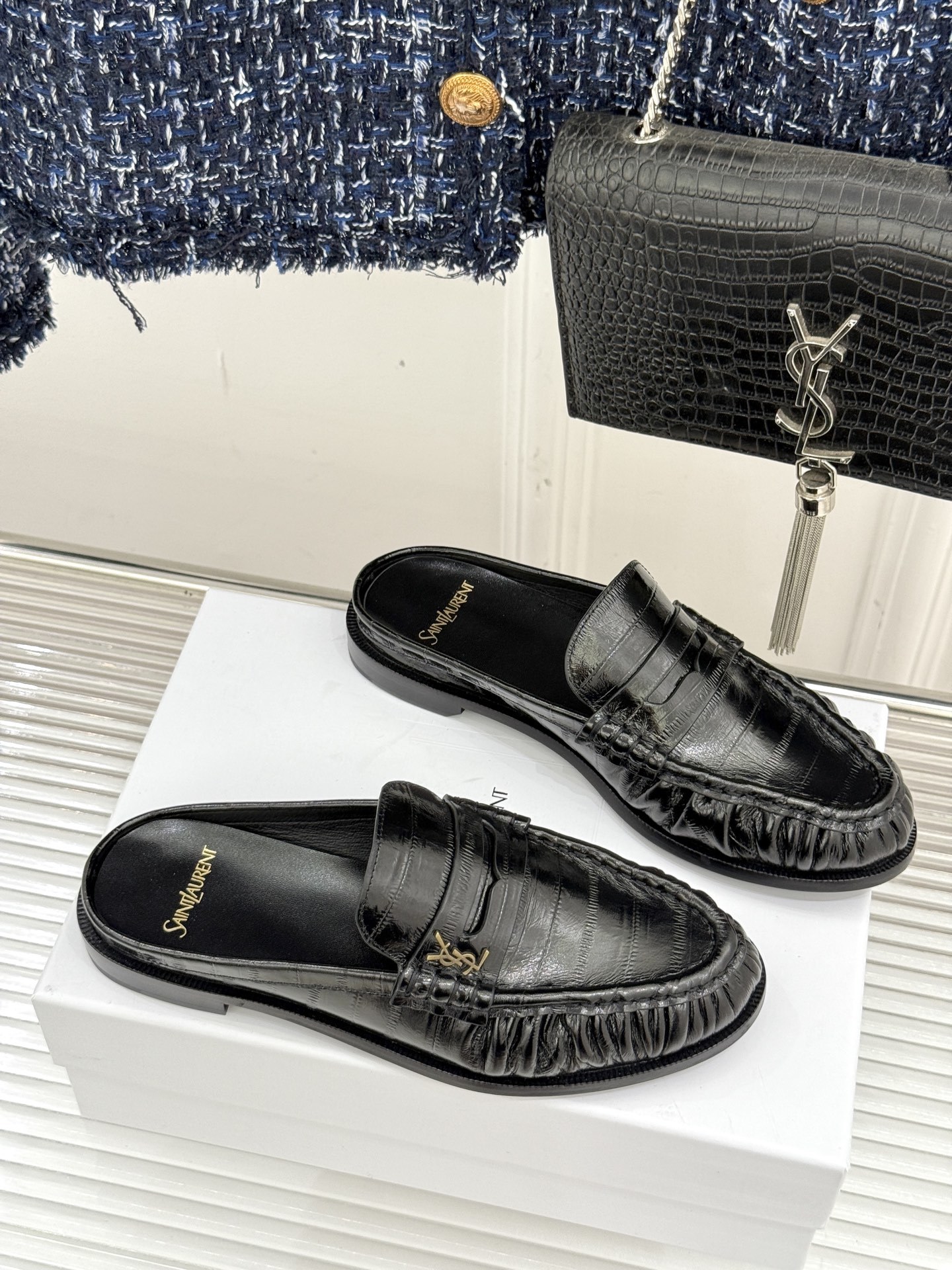 (备注:飞机盒加10)
Saint Lauren*YSL圣罗兰25ss新品
YSL小logo乐福鞋半拖