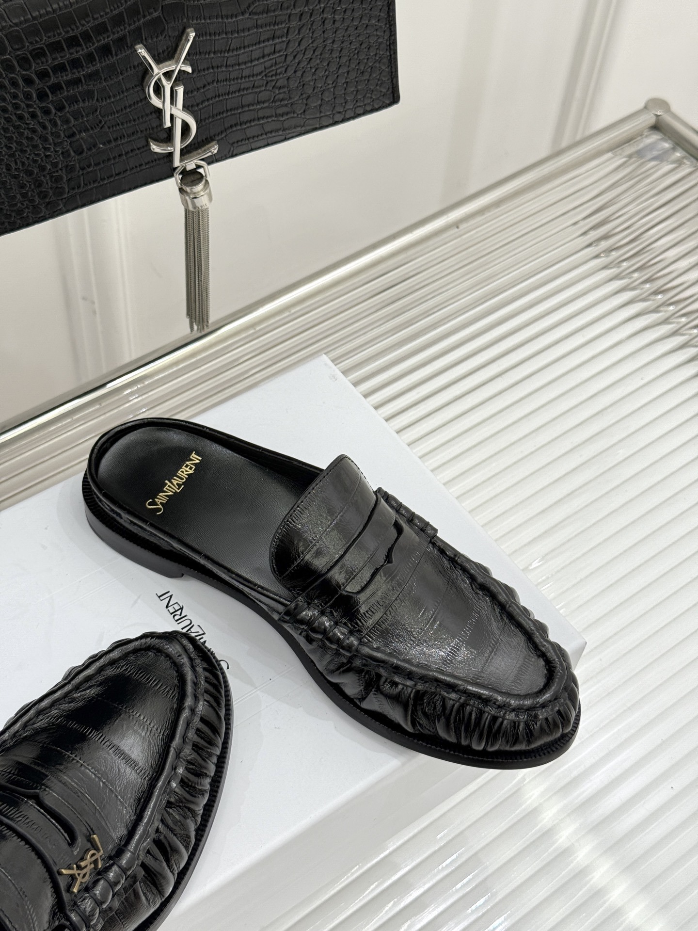 (备注:飞机盒加10)
Saint Lauren*YSL圣罗兰25ss新品
YSL小logo乐福鞋半拖