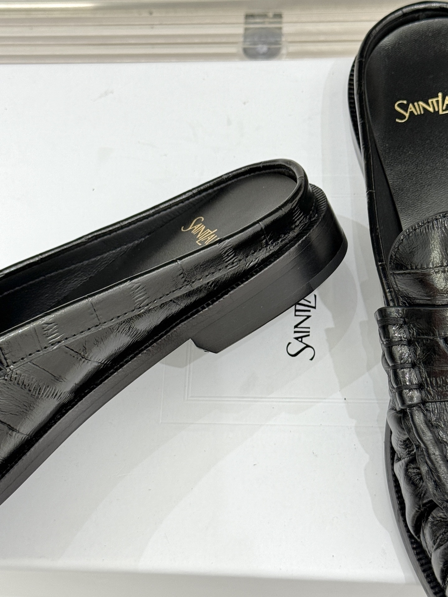 (备注:飞机盒加10)
Saint Lauren*YSL圣罗兰25ss新品
YSL小logo乐福鞋半拖