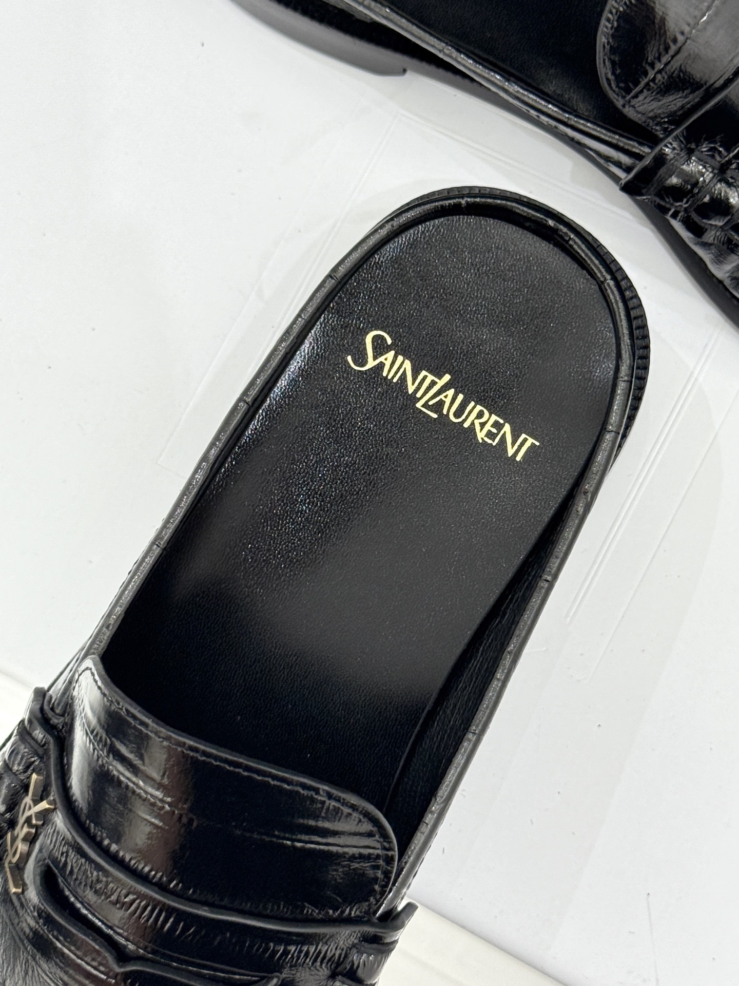 (备注:飞机盒加10)
Saint Lauren*YSL圣罗兰25ss新品
YSL小logo乐福鞋半拖
