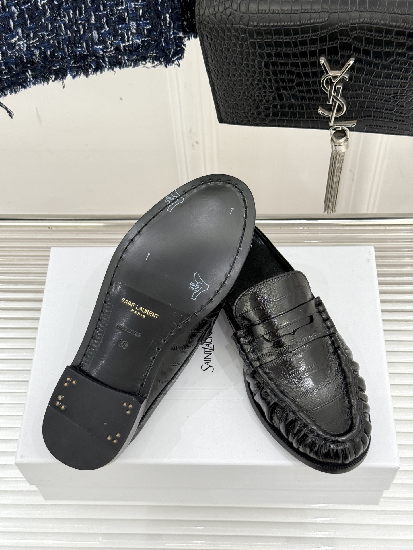 (备注:飞机盒加10)
Saint Lauren*YSL圣罗兰25ss新品
YSL小logo乐福鞋半拖