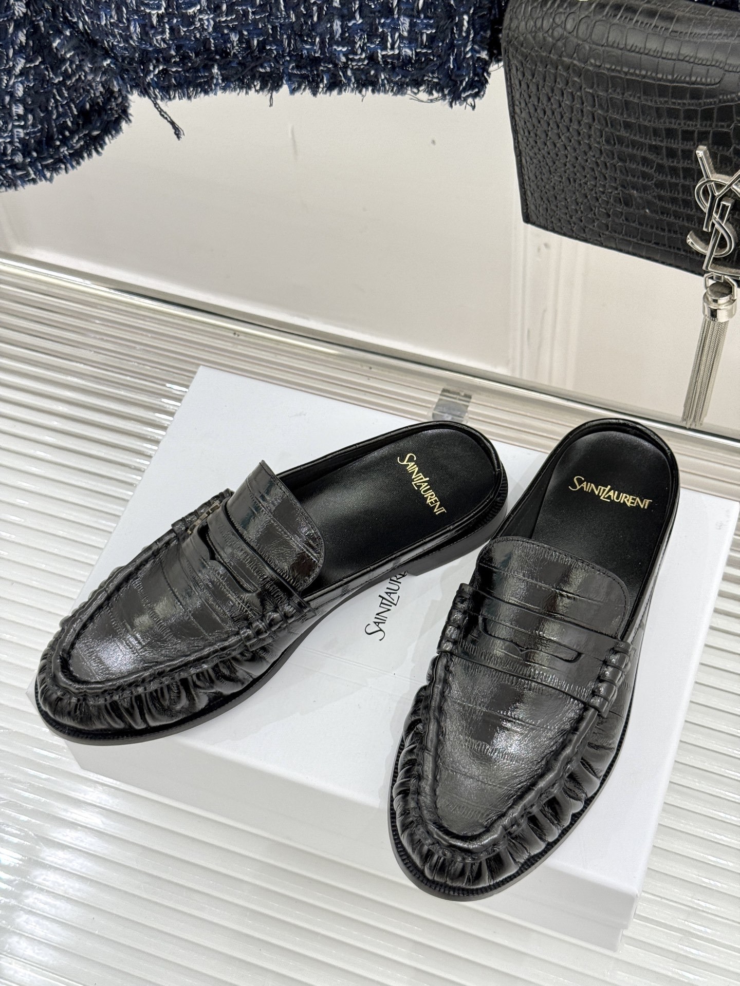 (备注:飞机盒加10)
Saint Lauren*YSL圣罗兰25ss新品
YSL小logo乐福鞋半拖