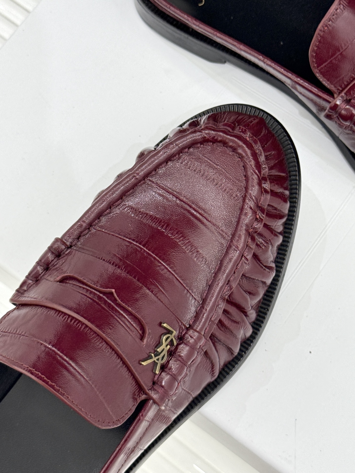 (备注:飞机盒加10)
Saint Lauren*YSL圣罗兰25ss新品
YSL小logo乐福鞋半拖