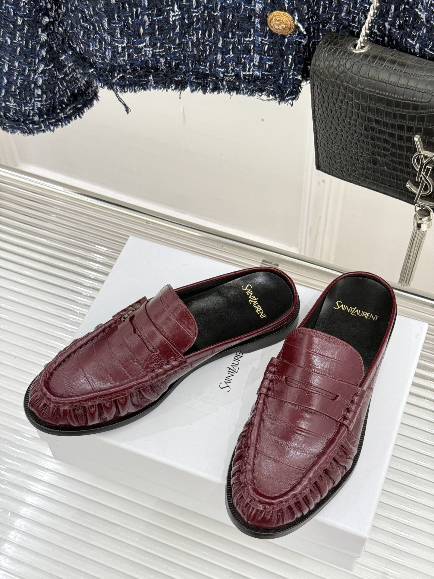 (备注:飞机盒加10)
Saint Lauren*YSL圣罗兰25ss新品
YSL小logo乐福鞋半拖