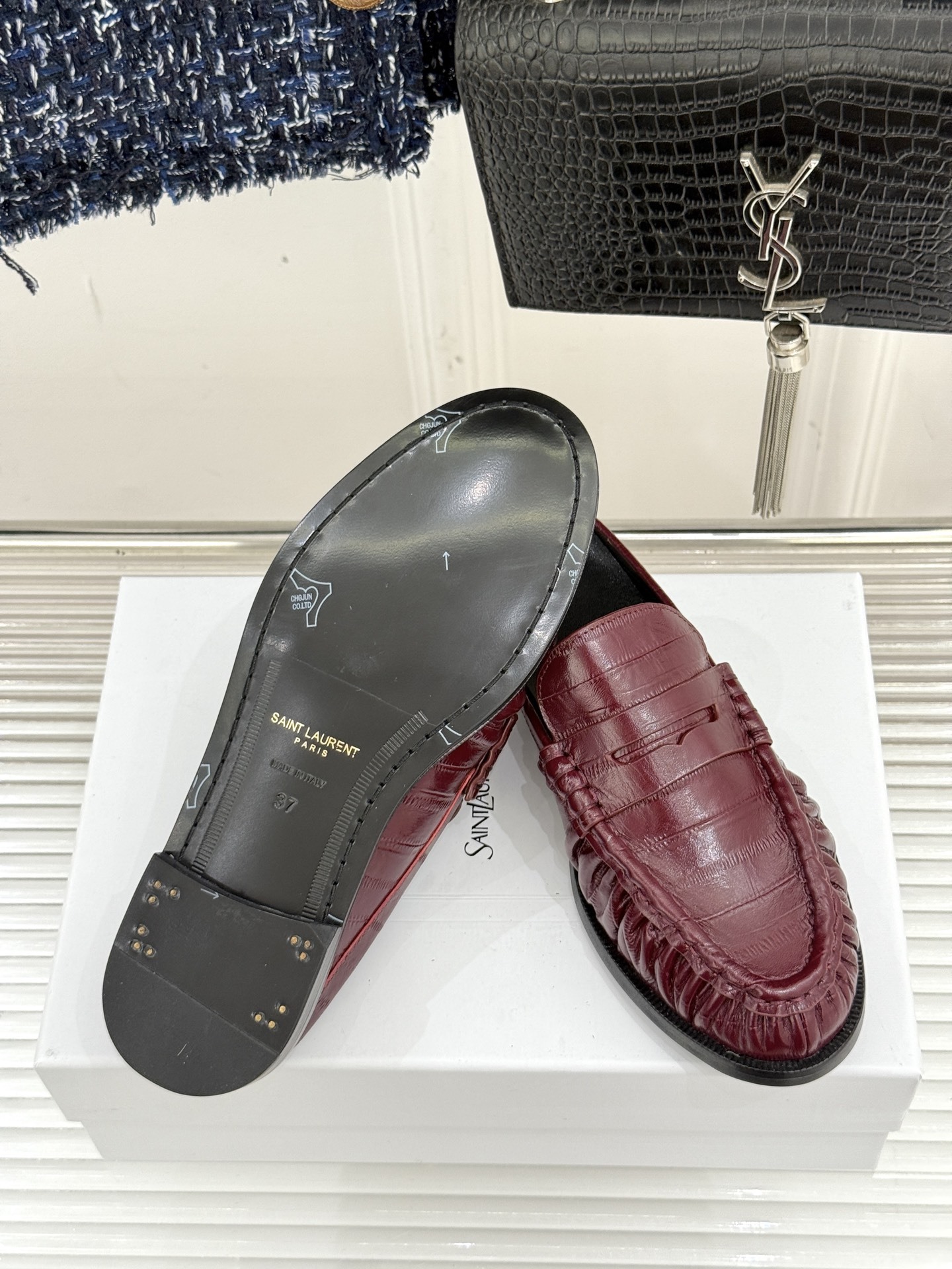(备注:飞机盒加10)
Saint Lauren*YSL圣罗兰25ss新品
YSL小logo乐福鞋半拖