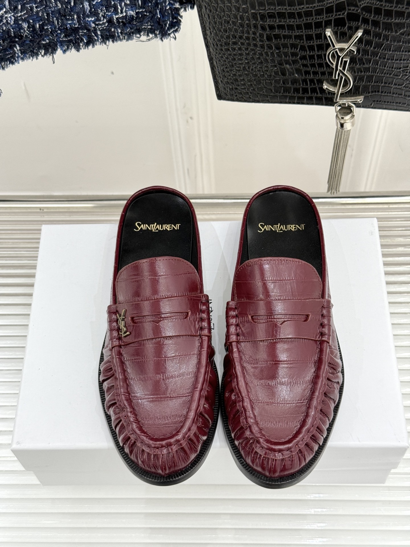 (备注:飞机盒加10)
Saint Lauren*YSL圣罗兰25ss新品
YSL小logo乐福鞋半拖
