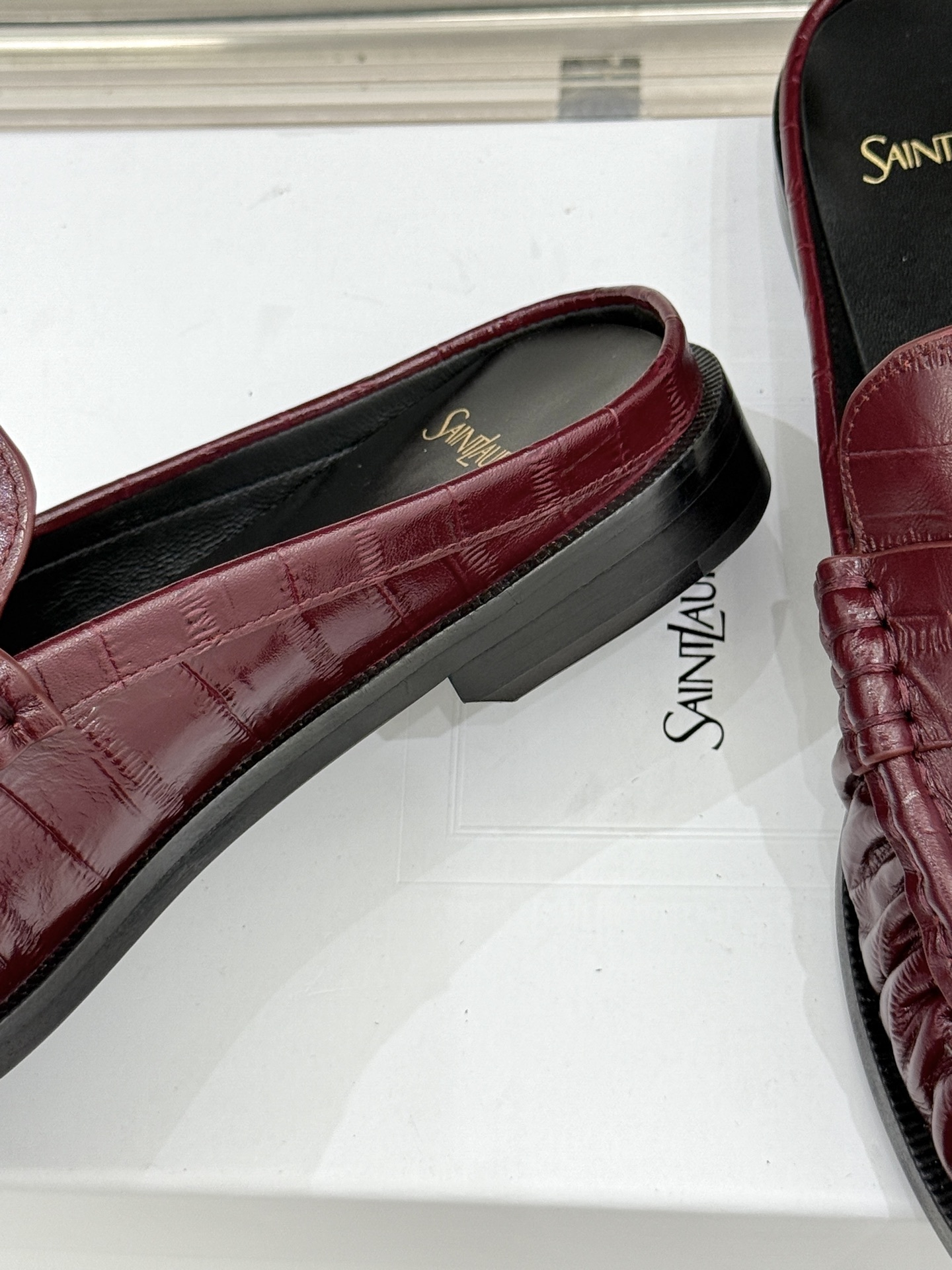 (备注:飞机盒加10)
Saint Lauren*YSL圣罗兰25ss新品
YSL小logo乐福鞋半拖