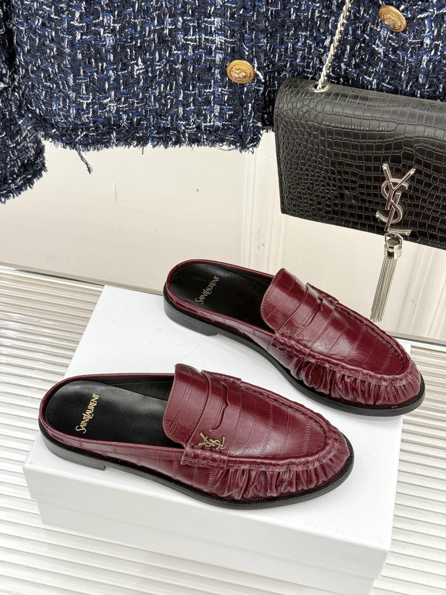 (备注:飞机盒加10)
Saint Lauren*YSL圣罗兰25ss新品
YSL小logo乐福鞋半拖