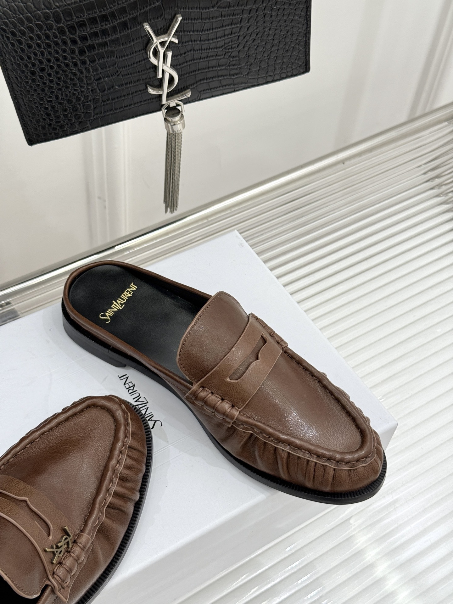 (备注:飞机盒加10)
Saint Lauren*YSL圣罗兰25ss新品
YSL小logo乐福鞋半拖