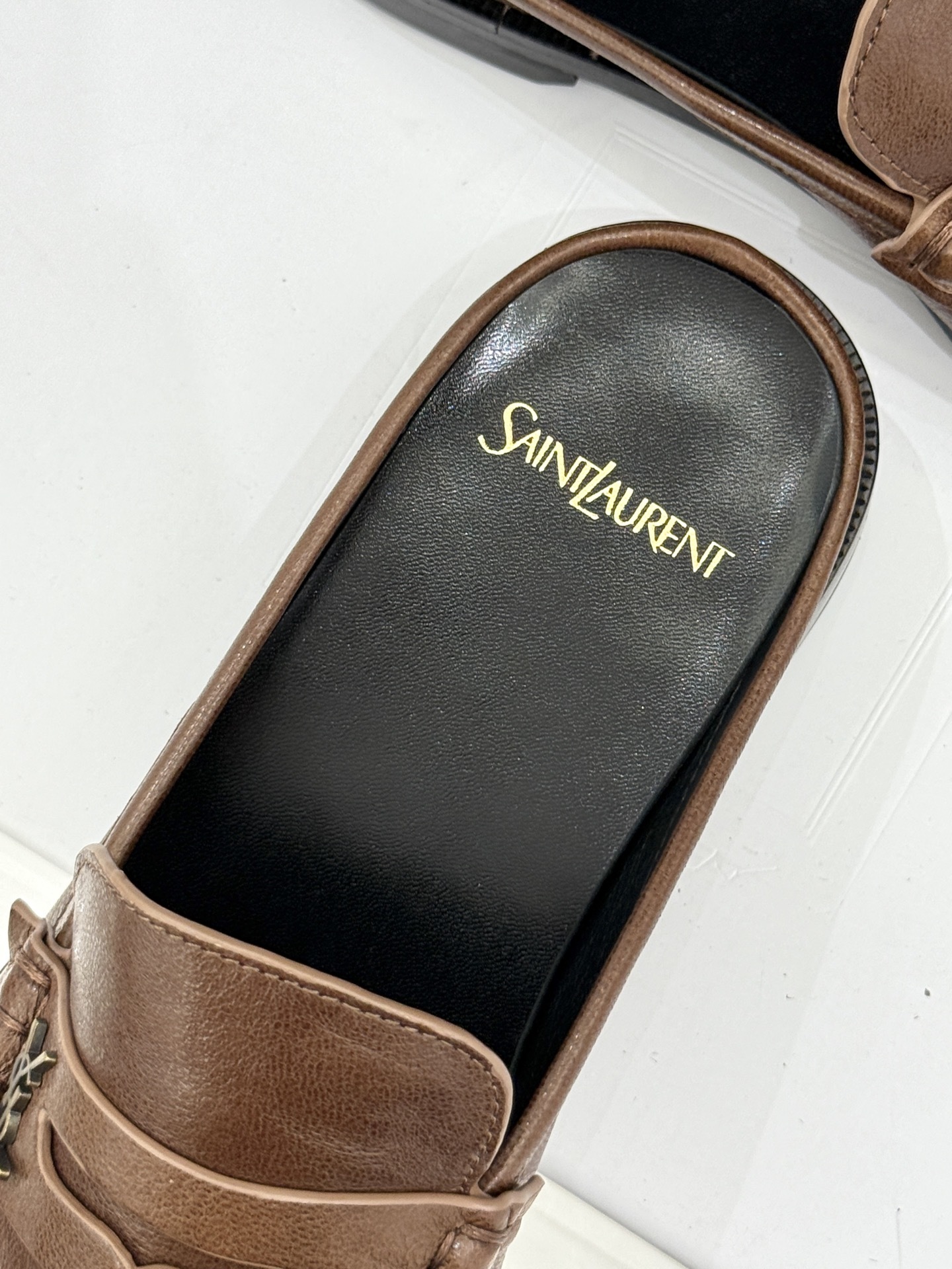 (备注:飞机盒加10)
Saint Lauren*YSL圣罗兰25ss新品
YSL小logo乐福鞋半拖