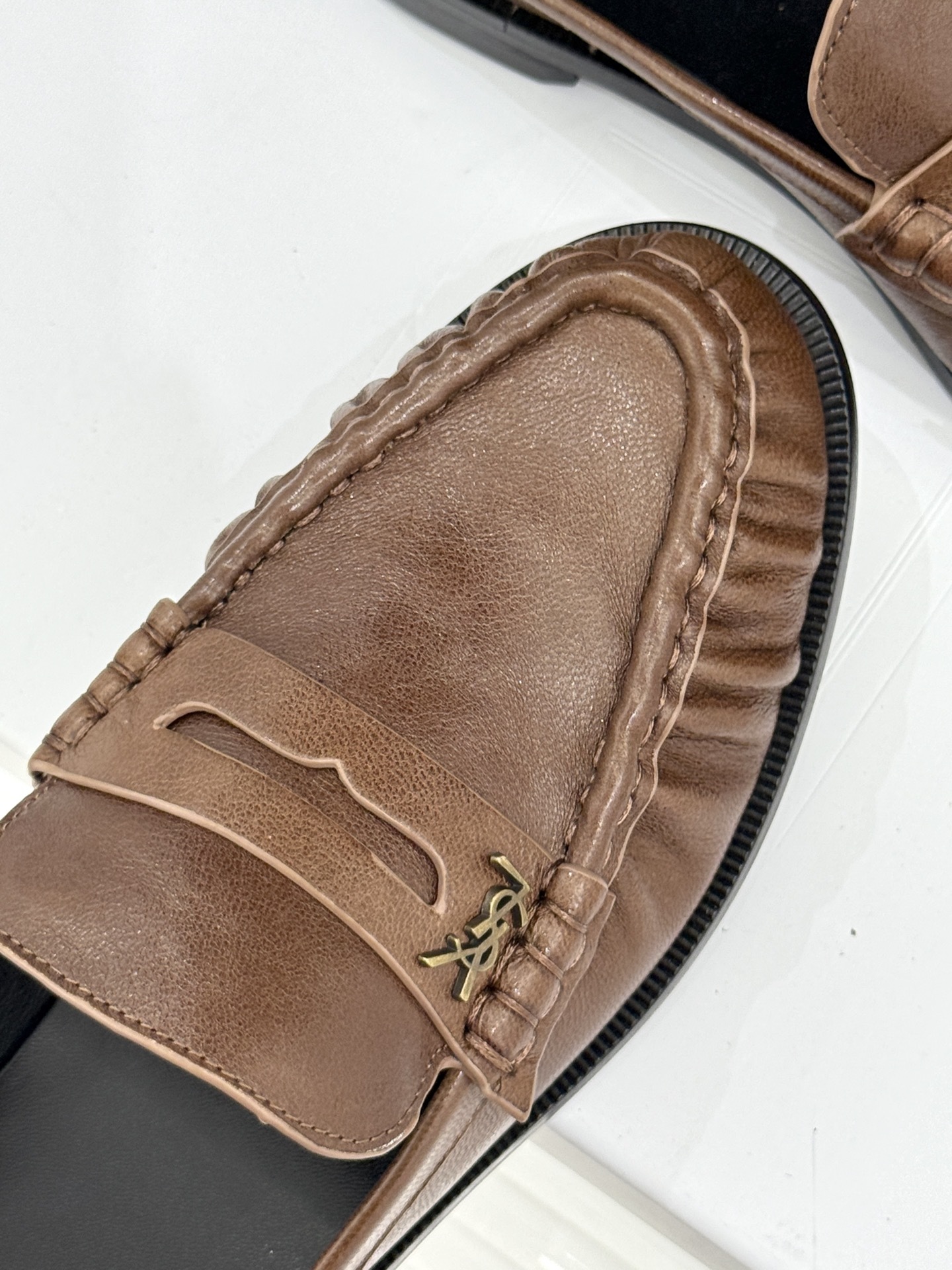 (备注:飞机盒加10)
Saint Lauren*YSL圣罗兰25ss新品
YSL小logo乐福鞋半拖
