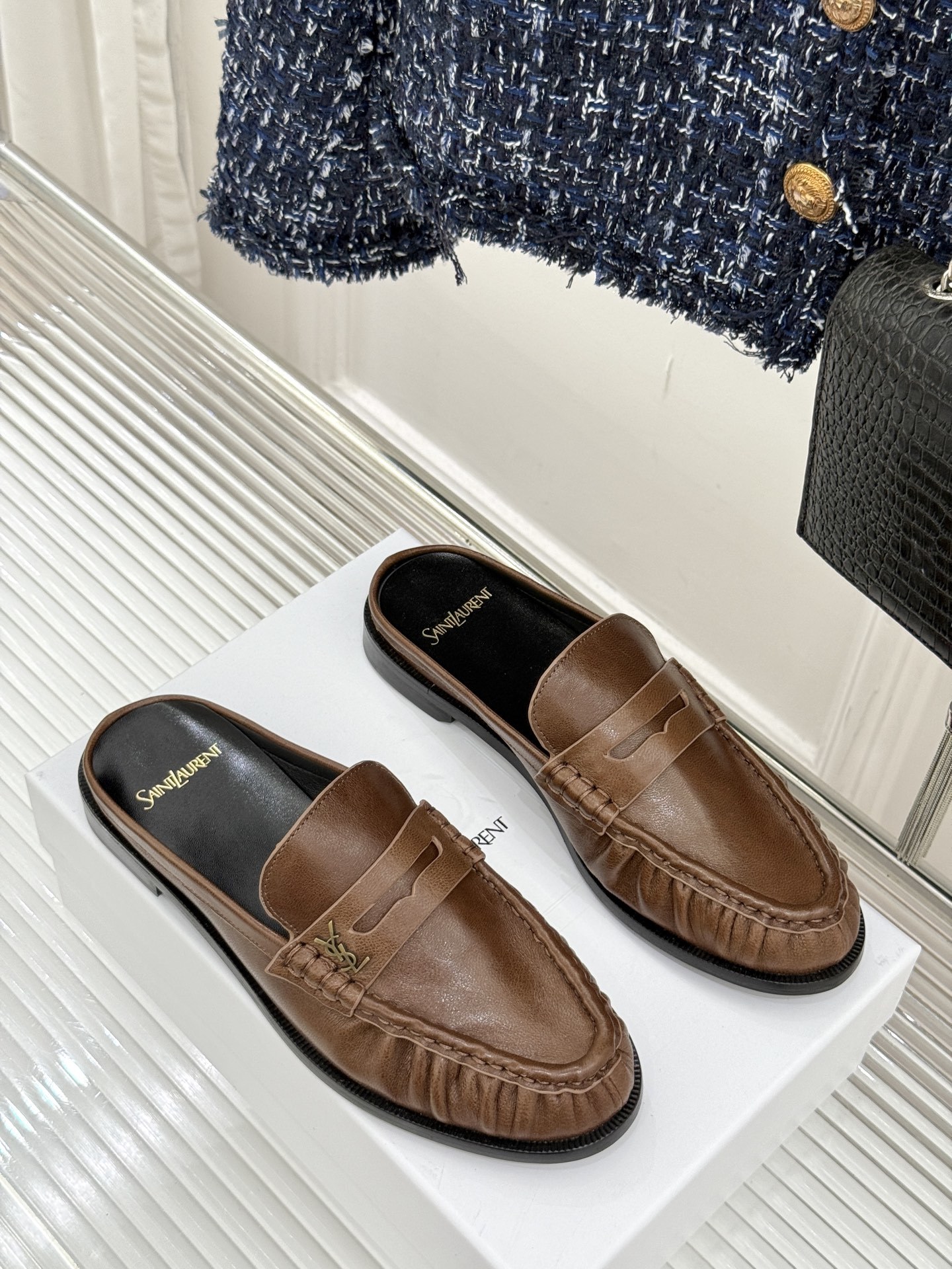 (备注:飞机盒加10)
Saint Lauren*YSL圣罗兰25ss新品
YSL小logo乐福鞋半拖