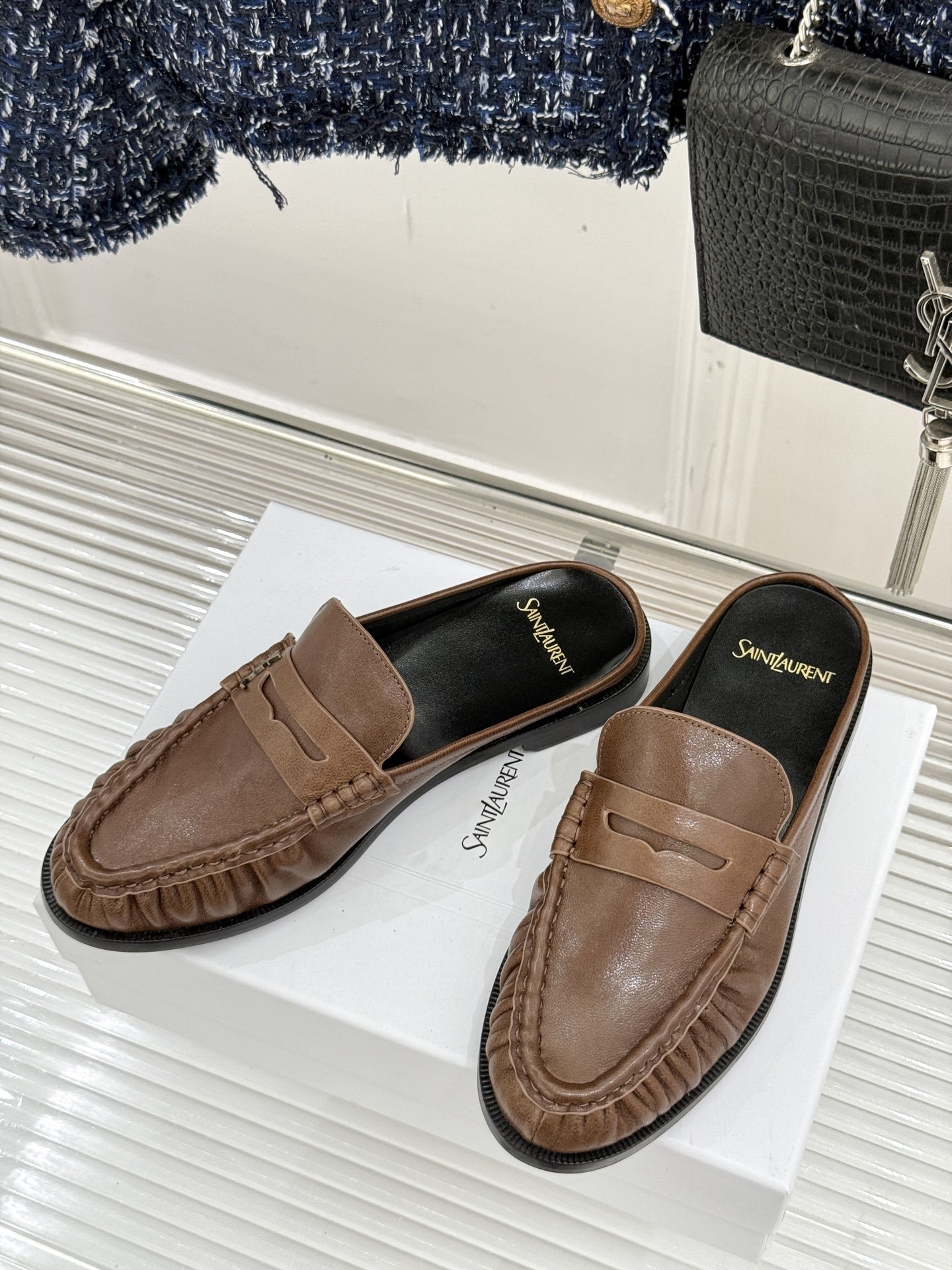 (备注:飞机盒加10)
Saint Lauren*YSL圣罗兰25ss新品
YSL小logo乐福鞋半拖