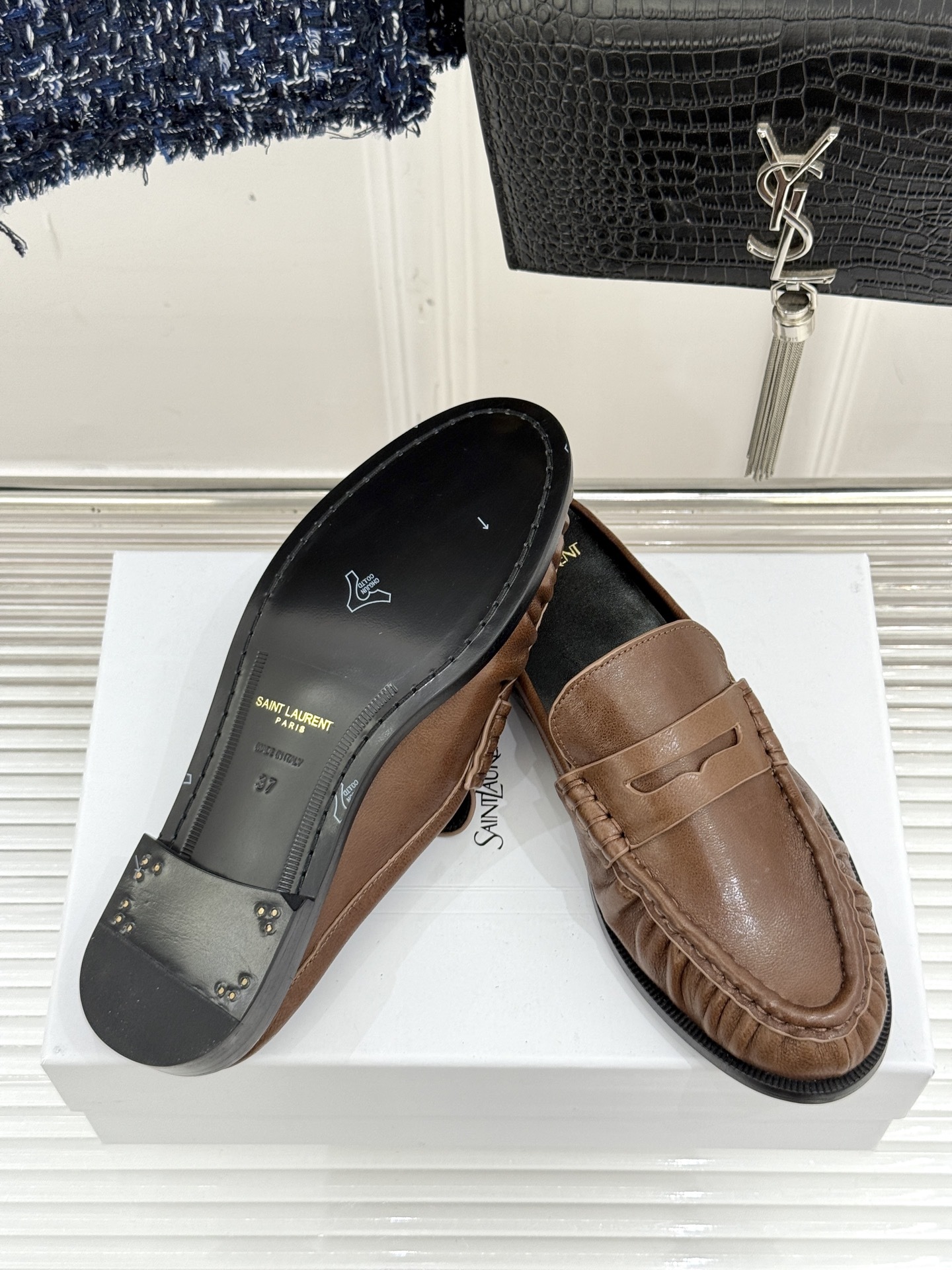 (备注:飞机盒加10)
Saint Lauren*YSL圣罗兰25ss新品
YSL小logo乐福鞋半拖