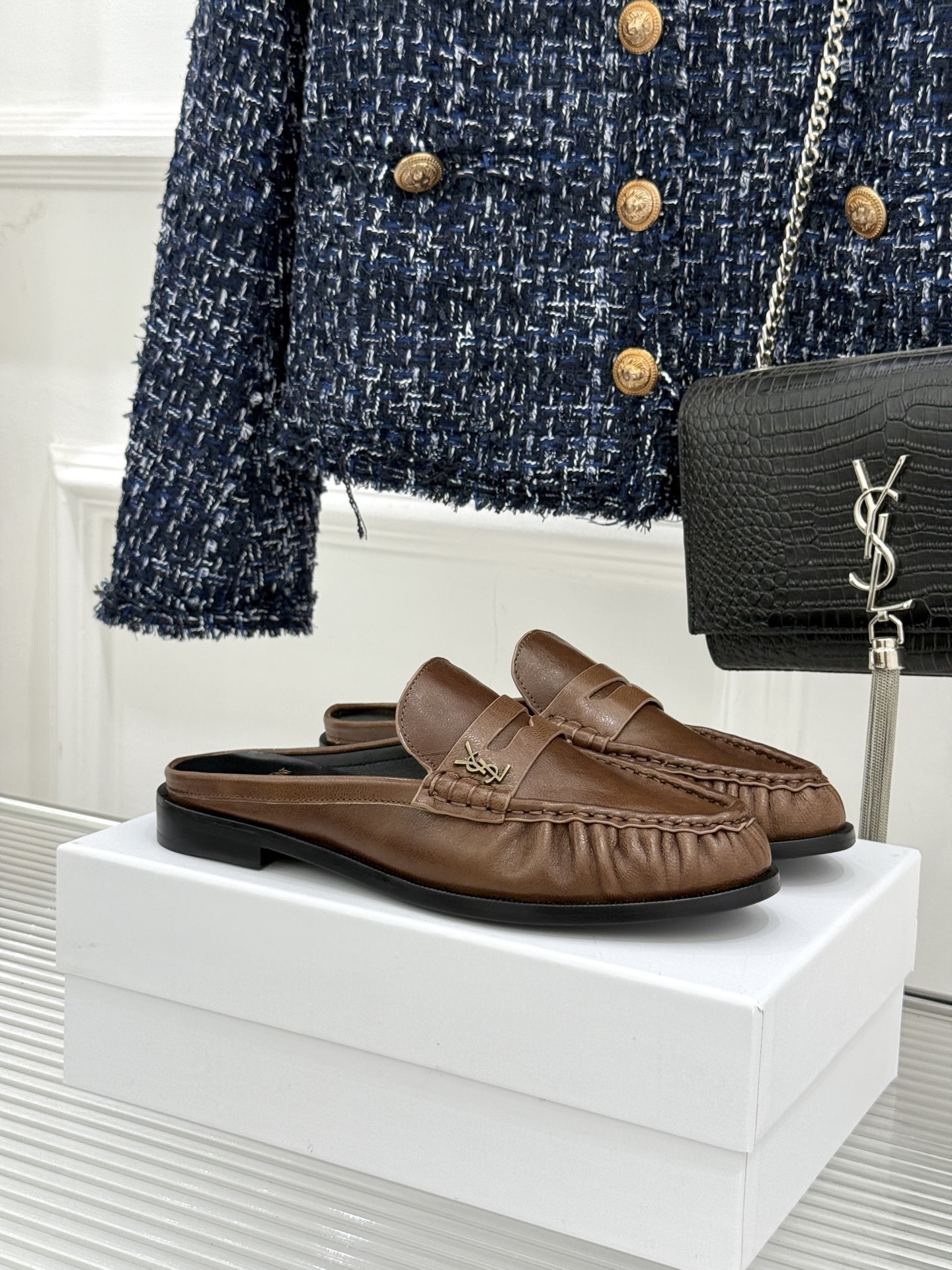 (备注:飞机盒加10)
Saint Lauren*YSL圣罗兰25ss新品
YSL小logo乐福鞋半拖