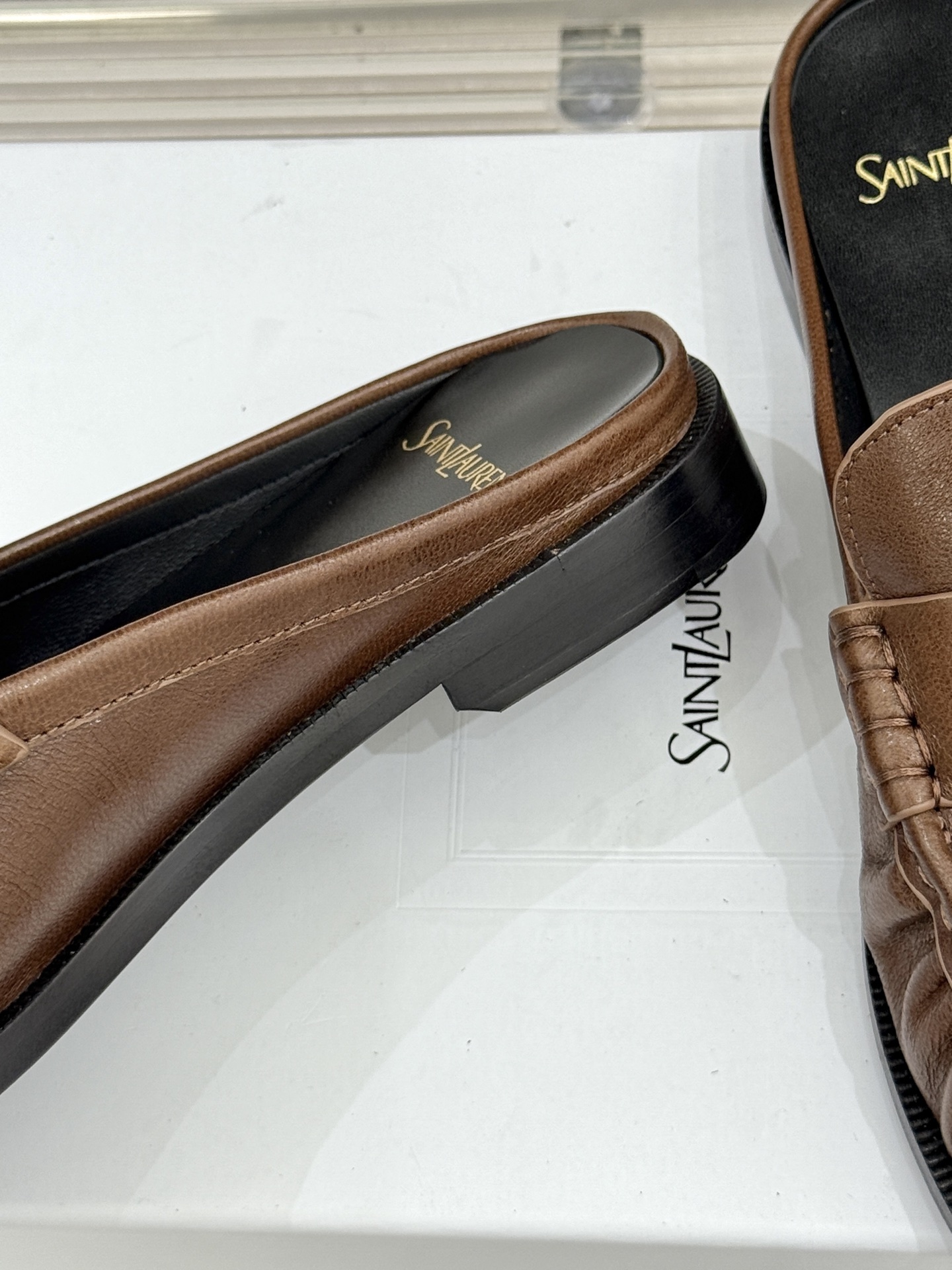 (备注:飞机盒加10)
Saint Lauren*YSL圣罗兰25ss新品
YSL小logo乐福鞋半拖