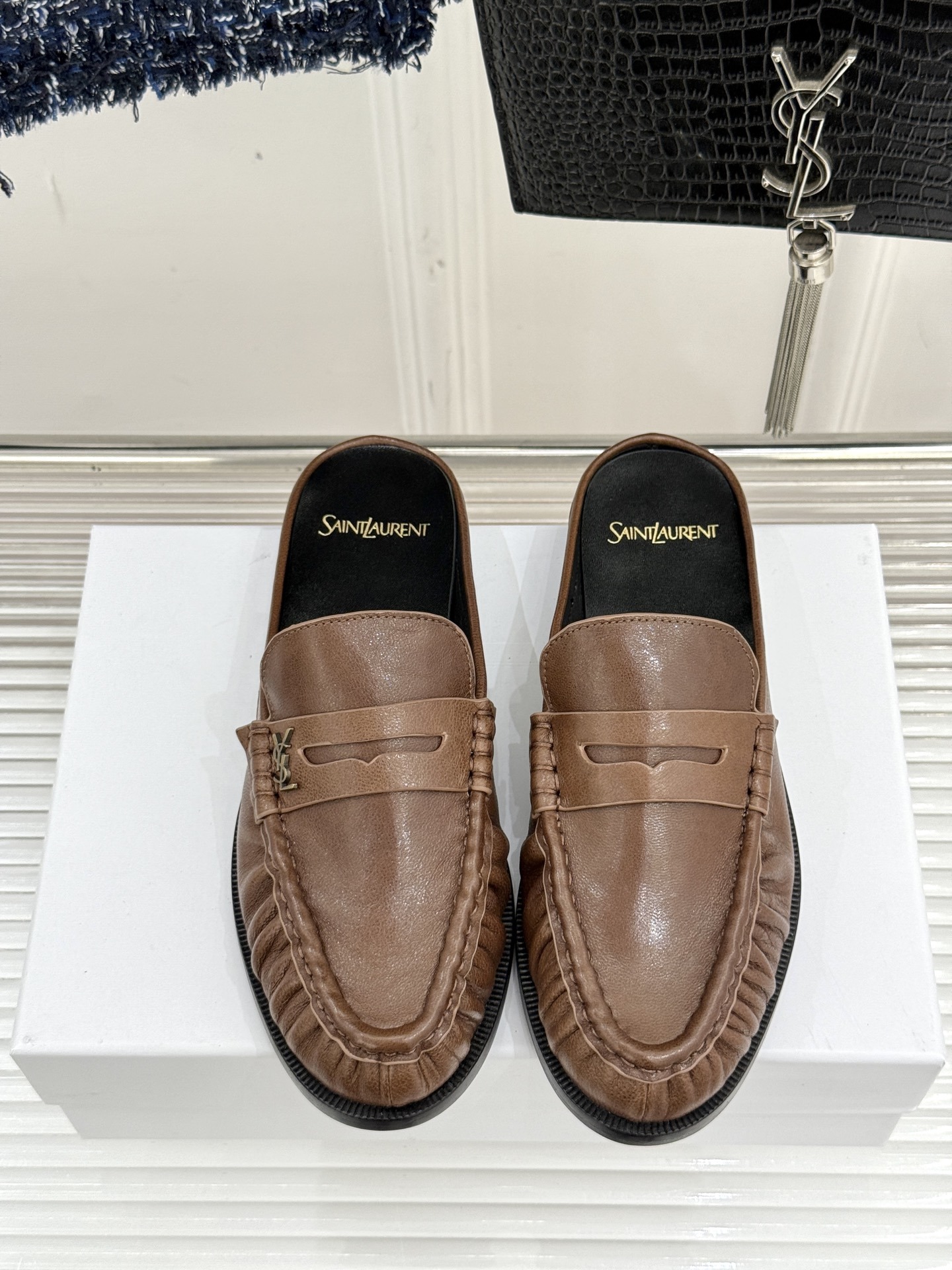 (备注:飞机盒加10)
Saint Lauren*YSL圣罗兰25ss新品
YSL小logo乐福鞋半拖