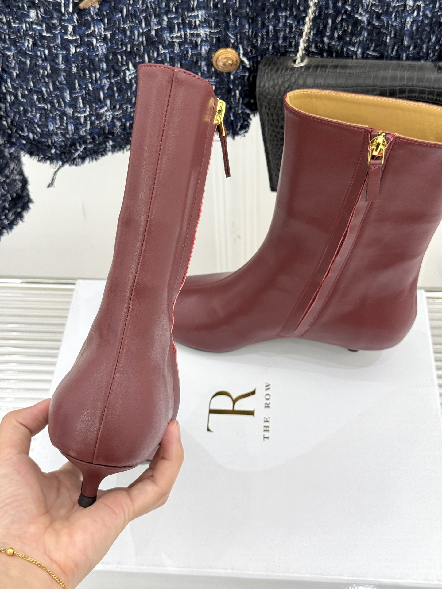 The Row经典秋冬小方头猫跟短靴
小方头设计独具匠心 既有着方头的大气稳重
又巧妙融入了些许圆润