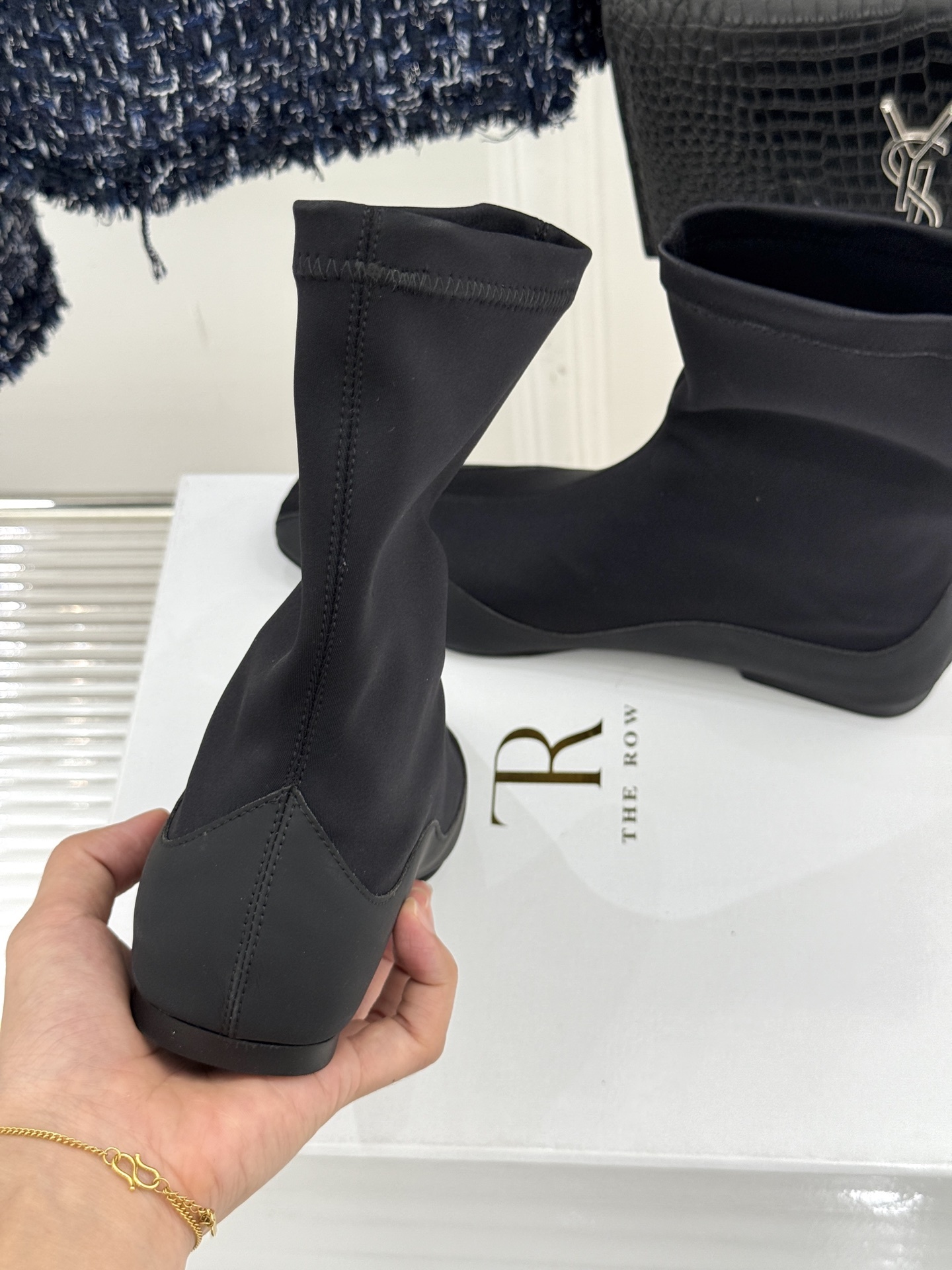 The Row 经典秋冬复古弹力靴
它的设计灵感源自复古美学
简约流畅的线条勾勒出利落轮廓
每一处细节