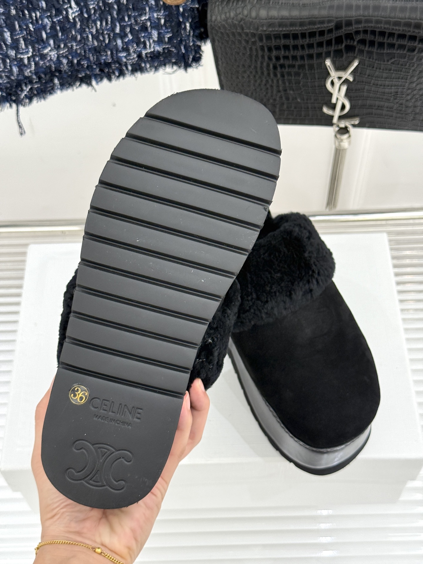
Celine /塞琳25WF秋冬新品厚底毛毛半拖毛拖
这双鞋简直是时髦与舒适的完美结合
穿上它 仿佛一