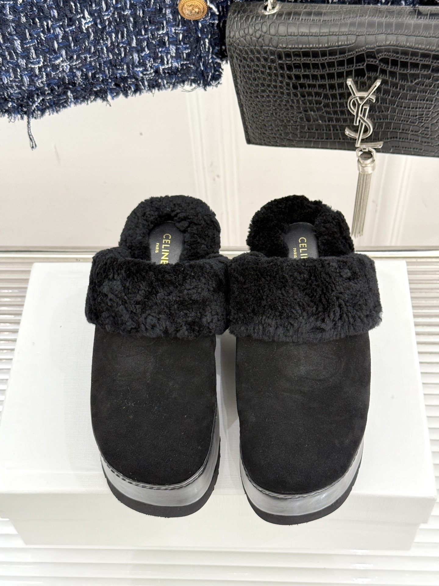 
Celine /塞琳25WF秋冬新品厚底毛毛半拖毛拖
这双鞋简直是时髦与舒适的完美结合
穿上它 仿佛一