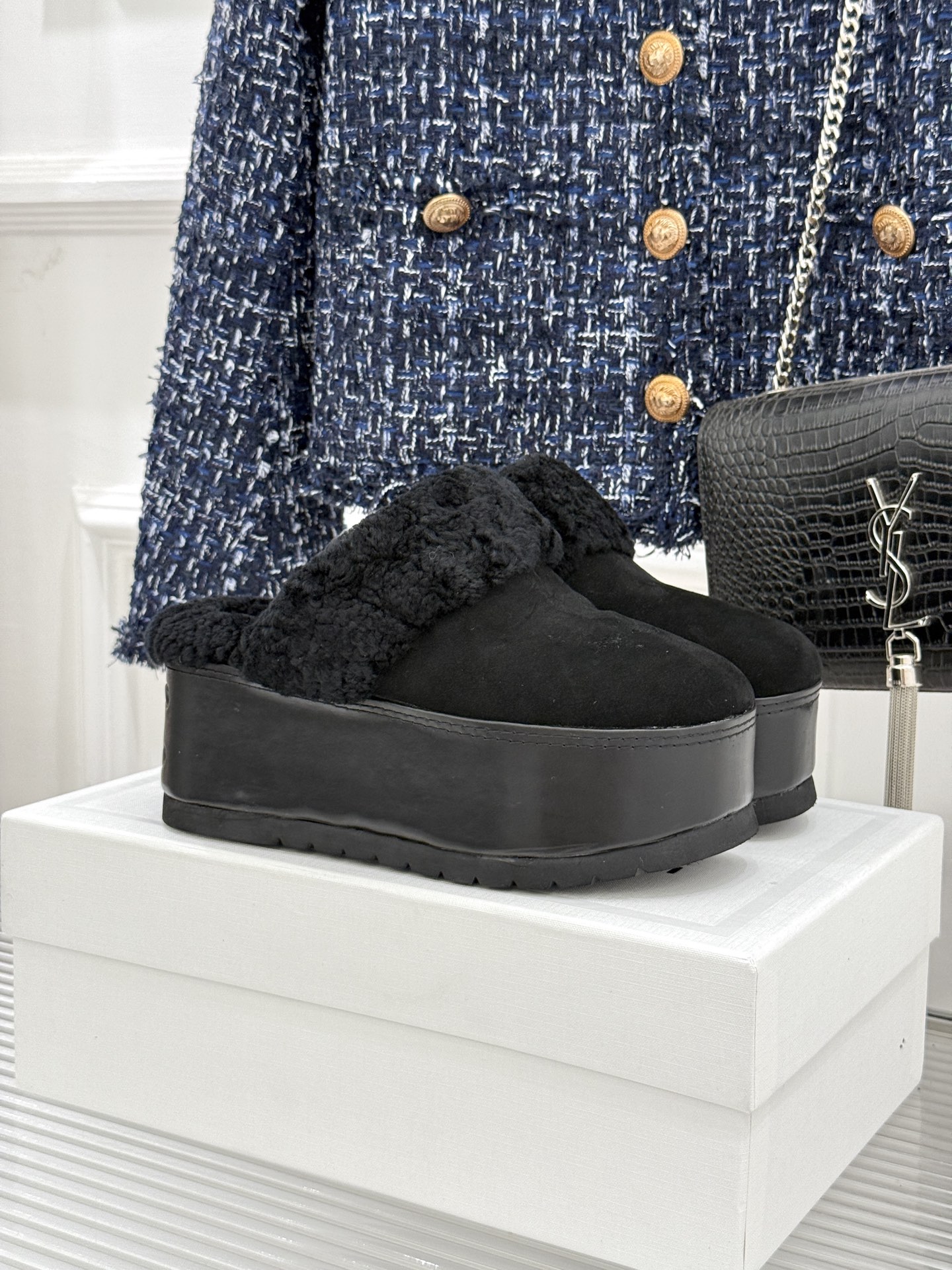 
Celine /塞琳25WF秋冬新品厚底毛毛半拖毛拖
这双鞋简直是时髦与舒适的完美结合
穿上它 仿佛一