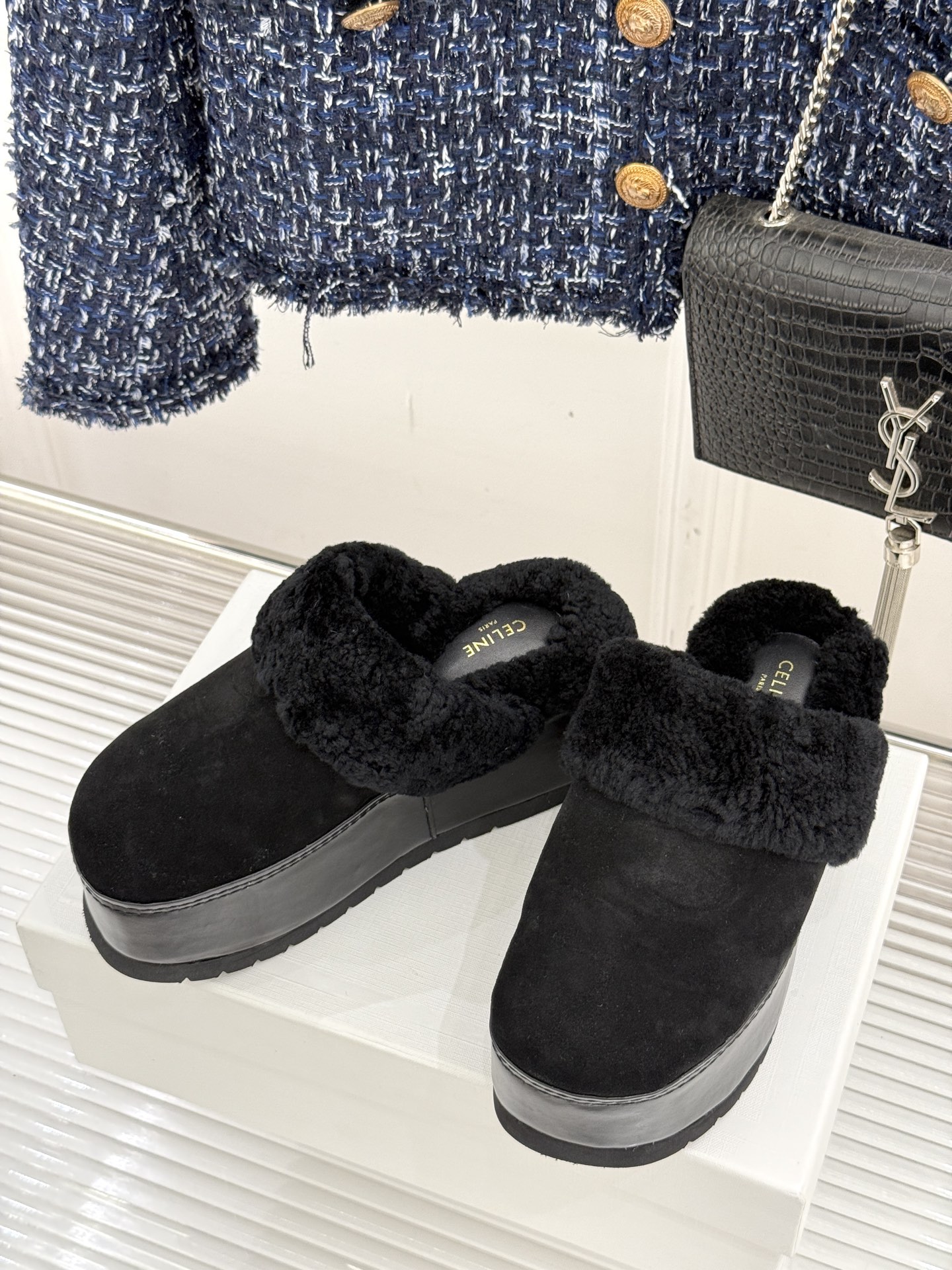 
Celine /塞琳25WF秋冬新品厚底毛毛半拖毛拖
这双鞋简直是时髦与舒适的完美结合
穿上它 仿佛一