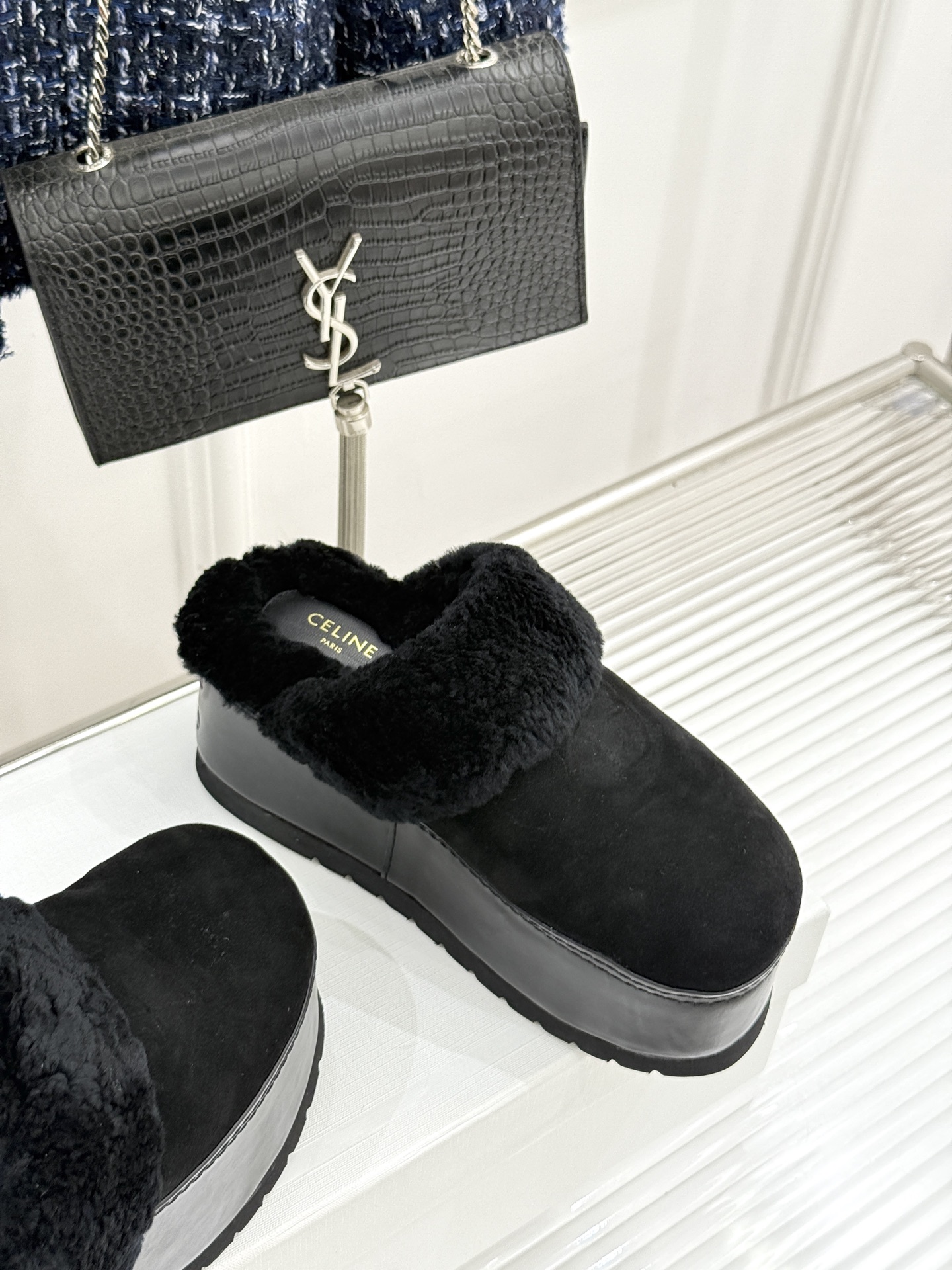 
Celine /塞琳25WF秋冬新品厚底毛毛半拖毛拖
这双鞋简直是时髦与舒适的完美结合
穿上它 仿佛一