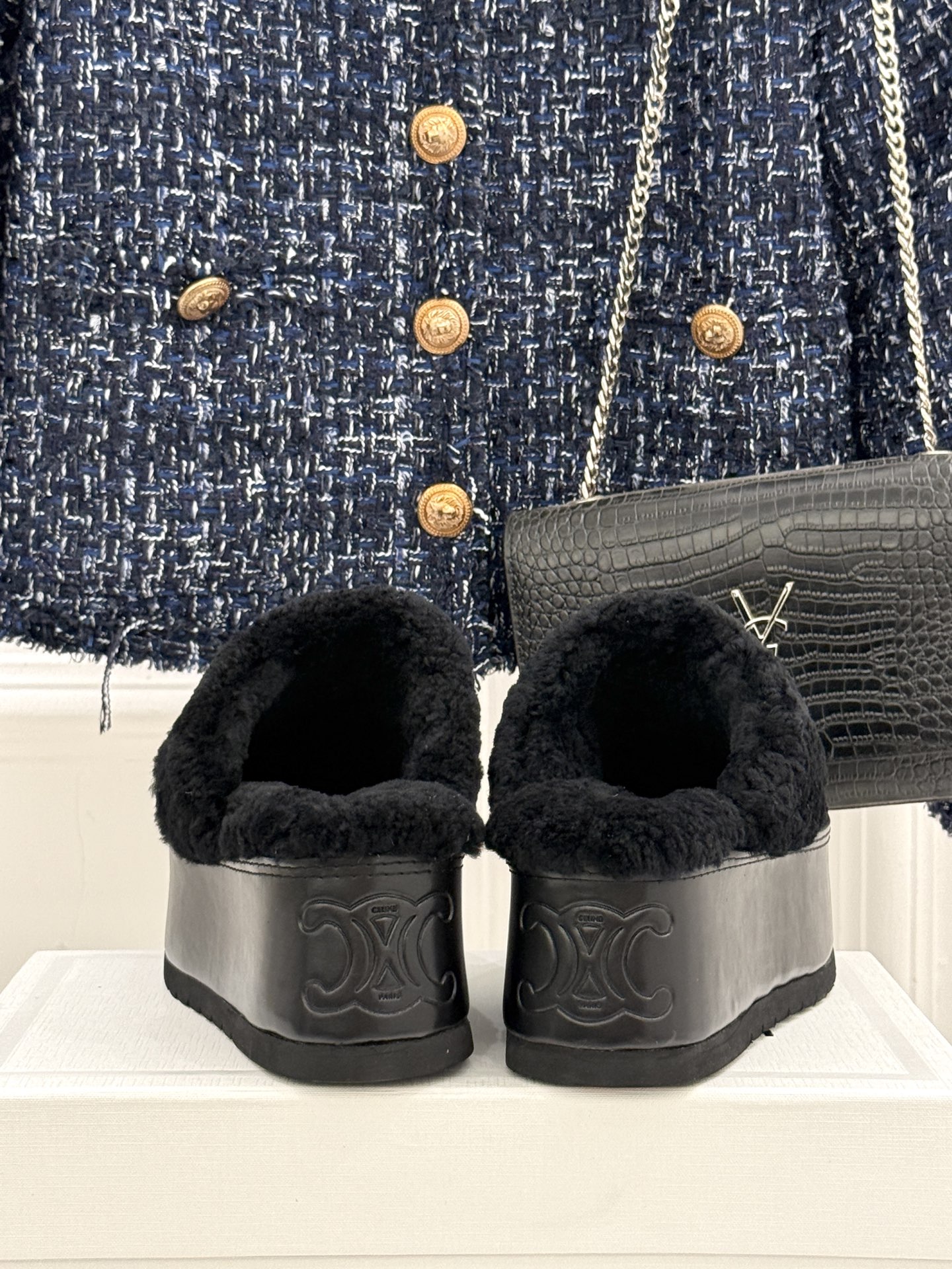 
Celine /塞琳25WF秋冬新品厚底毛毛半拖毛拖
这双鞋简直是时髦与舒适的完美结合
穿上它 仿佛一