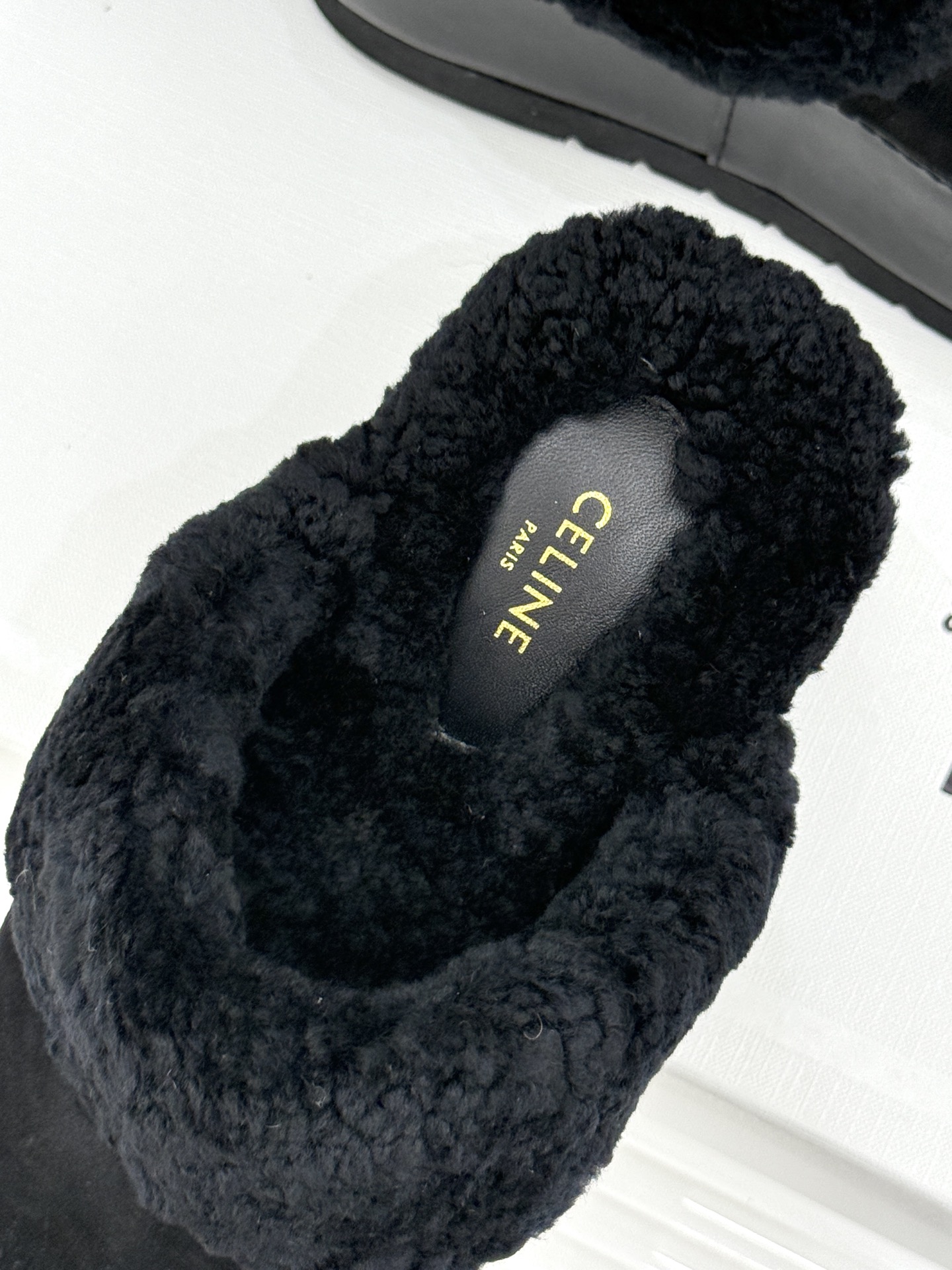 
Celine /塞琳25WF秋冬新品厚底毛毛半拖毛拖
这双鞋简直是时髦与舒适的完美结合
穿上它 仿佛一