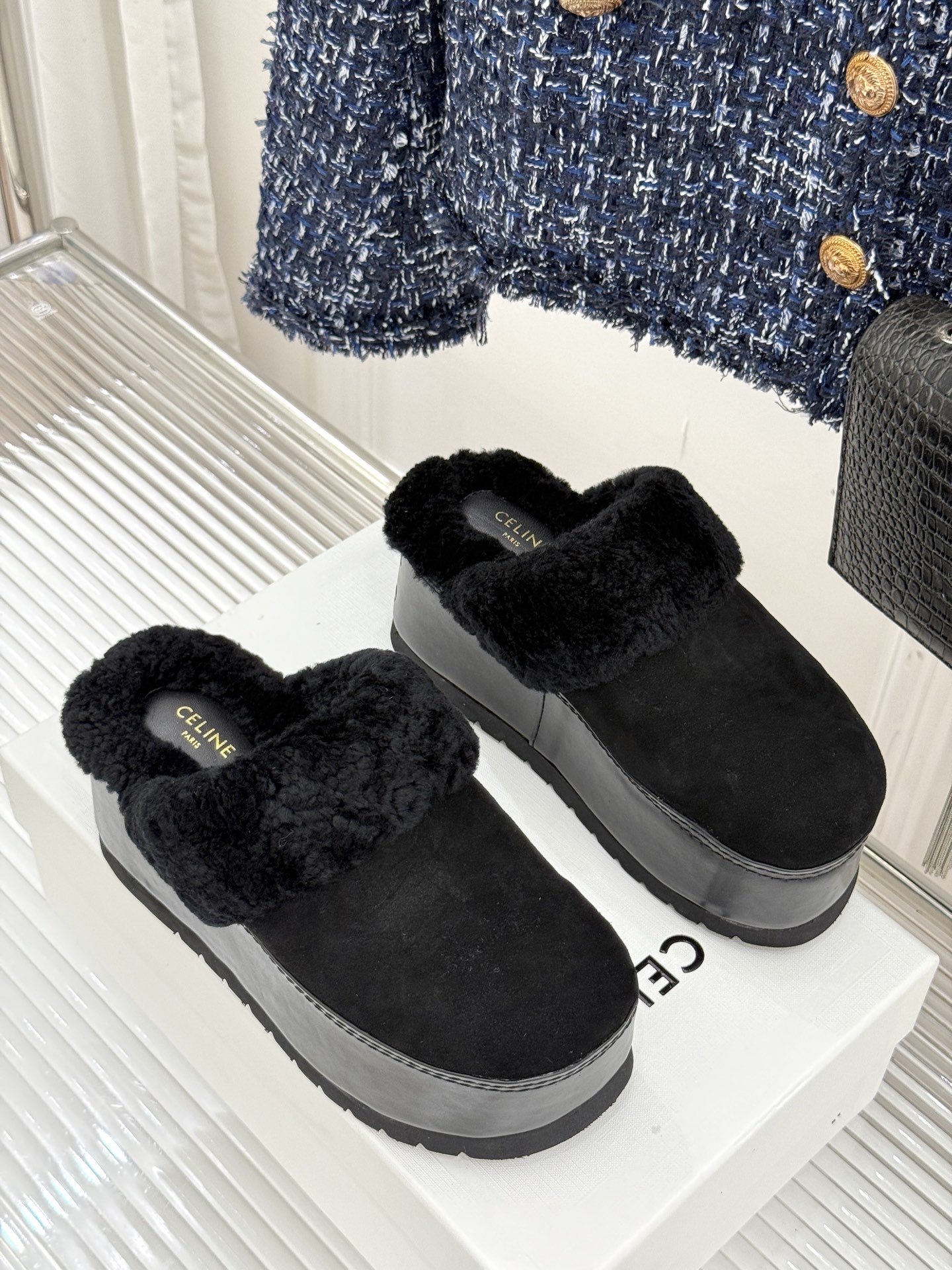 
Celine /塞琳25WF秋冬新品厚底毛毛半拖毛拖
这双鞋简直是时髦与舒适的完美结合
穿上它 仿佛一