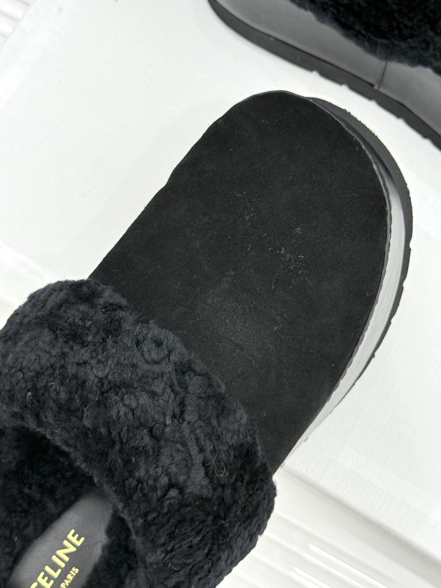
Celine /塞琳25WF秋冬新品厚底毛毛半拖毛拖
这双鞋简直是时髦与舒适的完美结合
穿上它 仿佛一