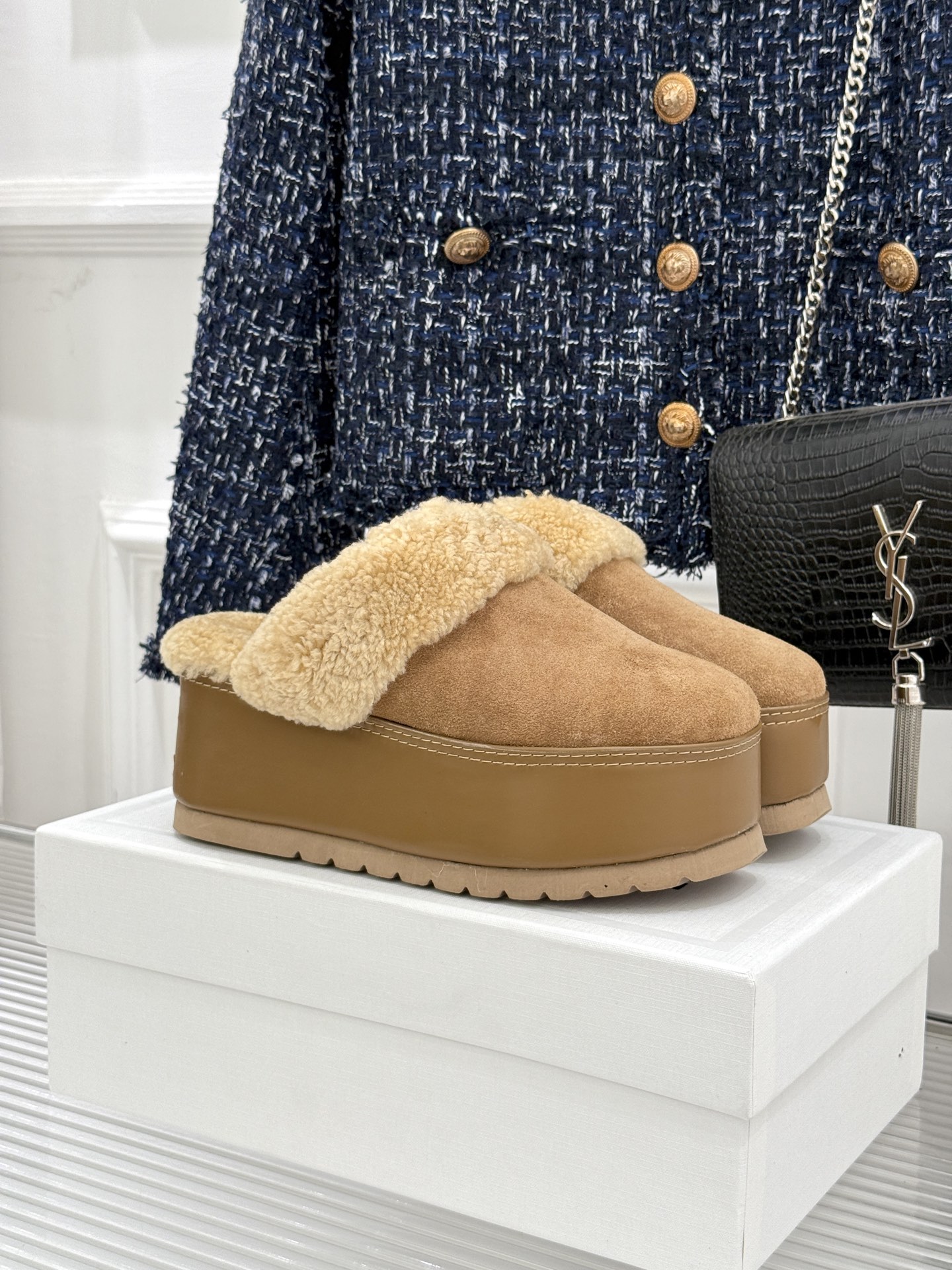 
Celine /塞琳25WF秋冬新品厚底毛毛半拖毛拖
这双鞋简直是时髦与舒适的完美结合
穿上它 仿佛一